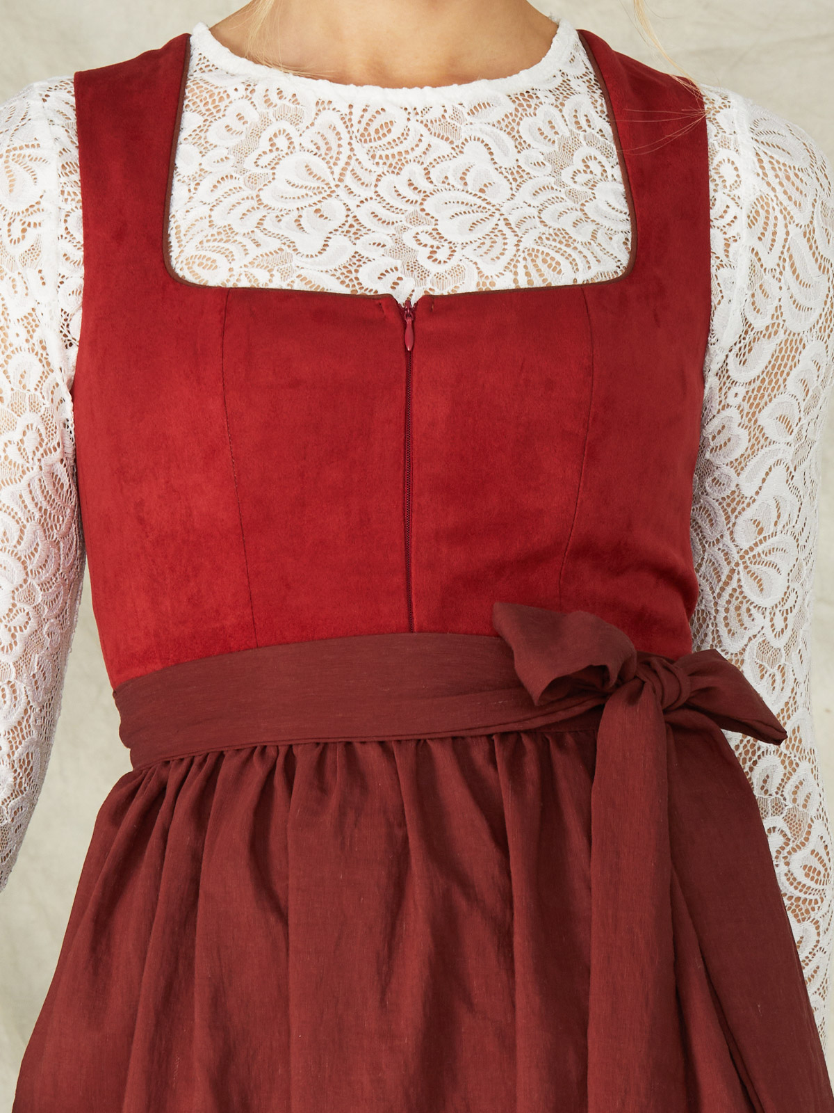 Dirndl in Rot mit hochgeschlossenem Schnitt