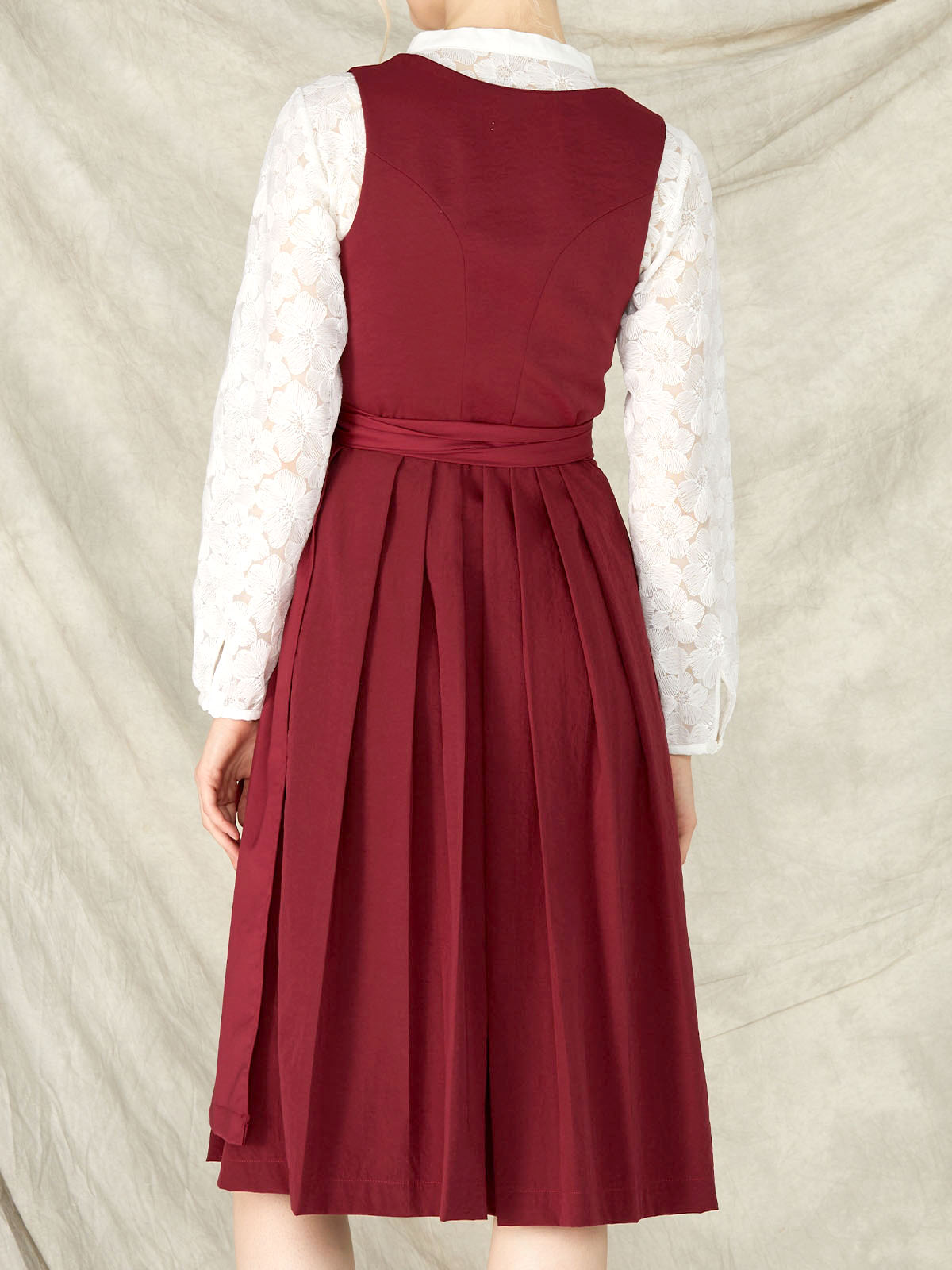 Dirndl in Rot – Eleganz und Selbstbewusstsein