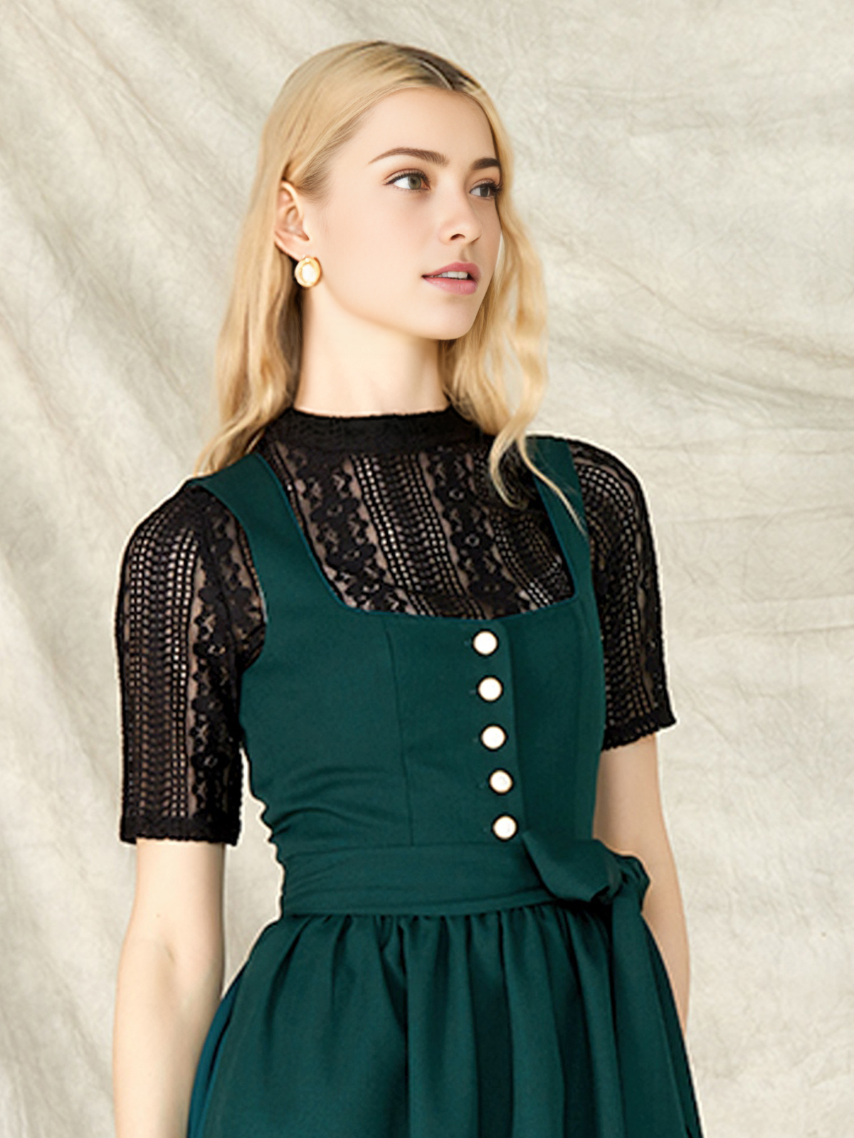 Dirndl in Grün mit weißer hochgeschlossener Bluse