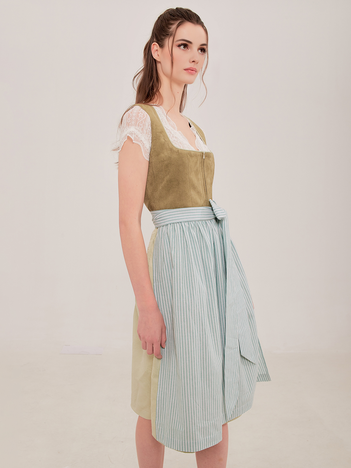 Hochwertiges grünes Dirndl mit traditioneller Stickerei