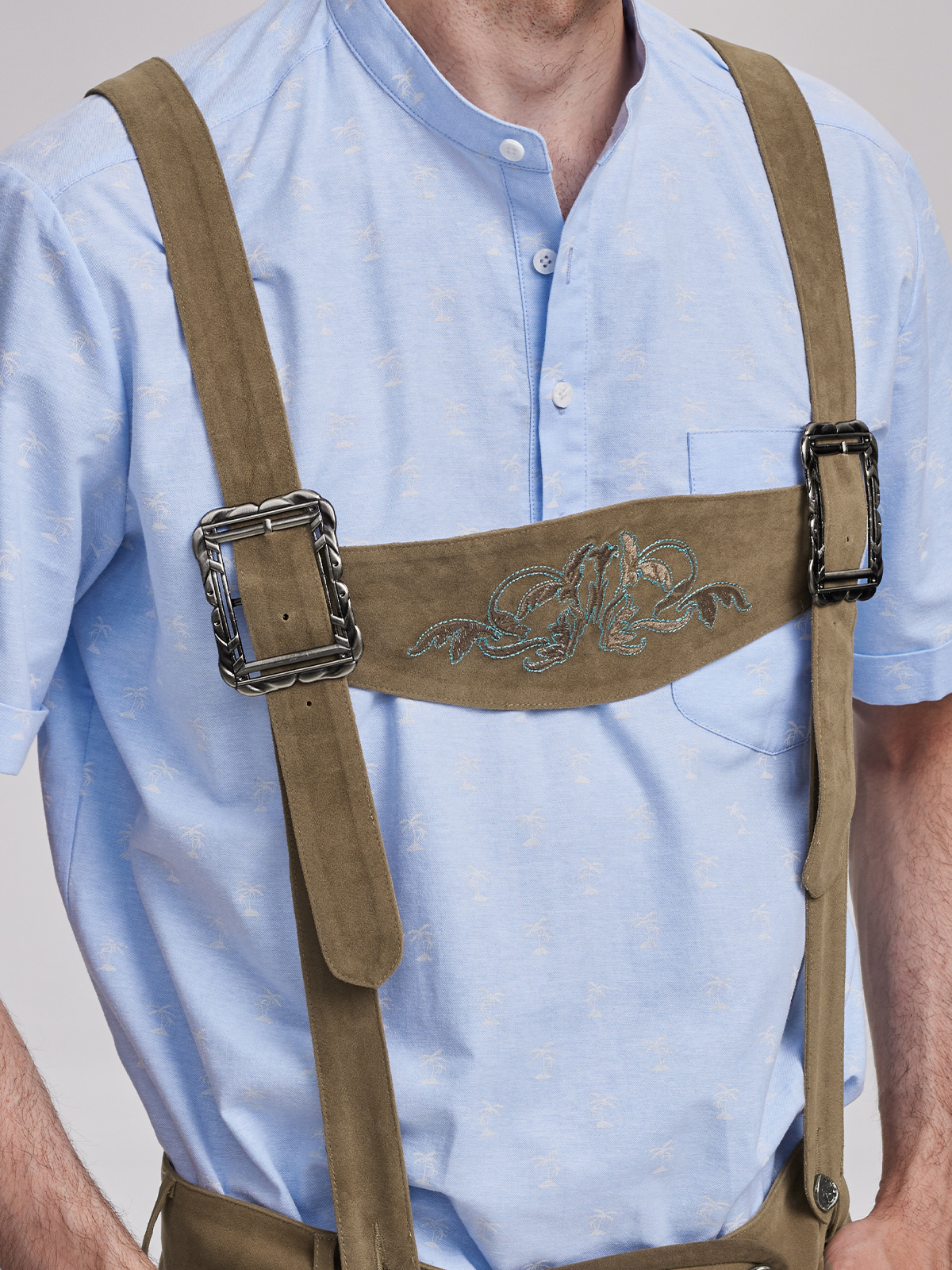 Graues Samt-Dirndl mit eleganter Schürze