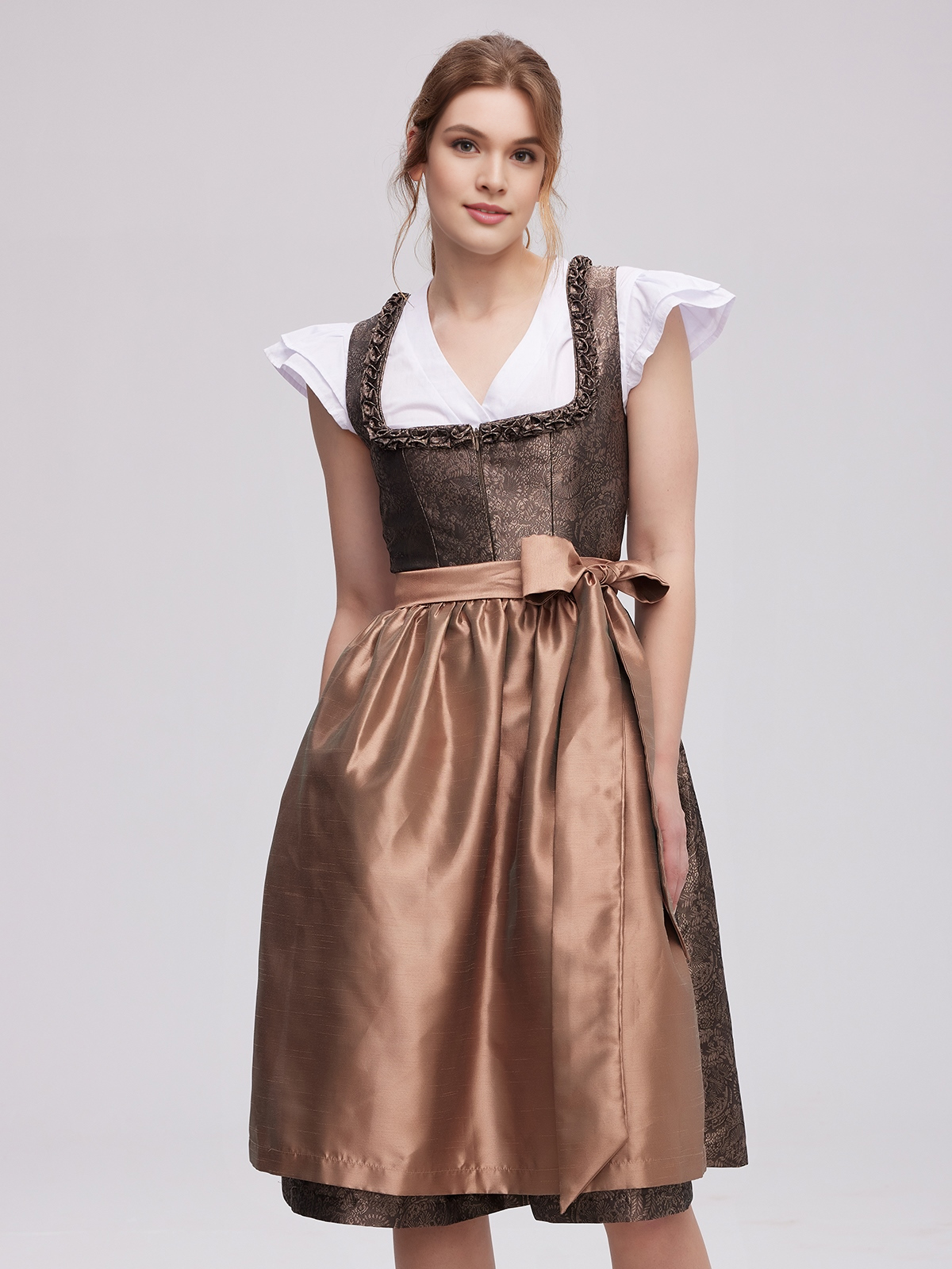 Modernes Dirndl in Braun mit eleganter Schürze