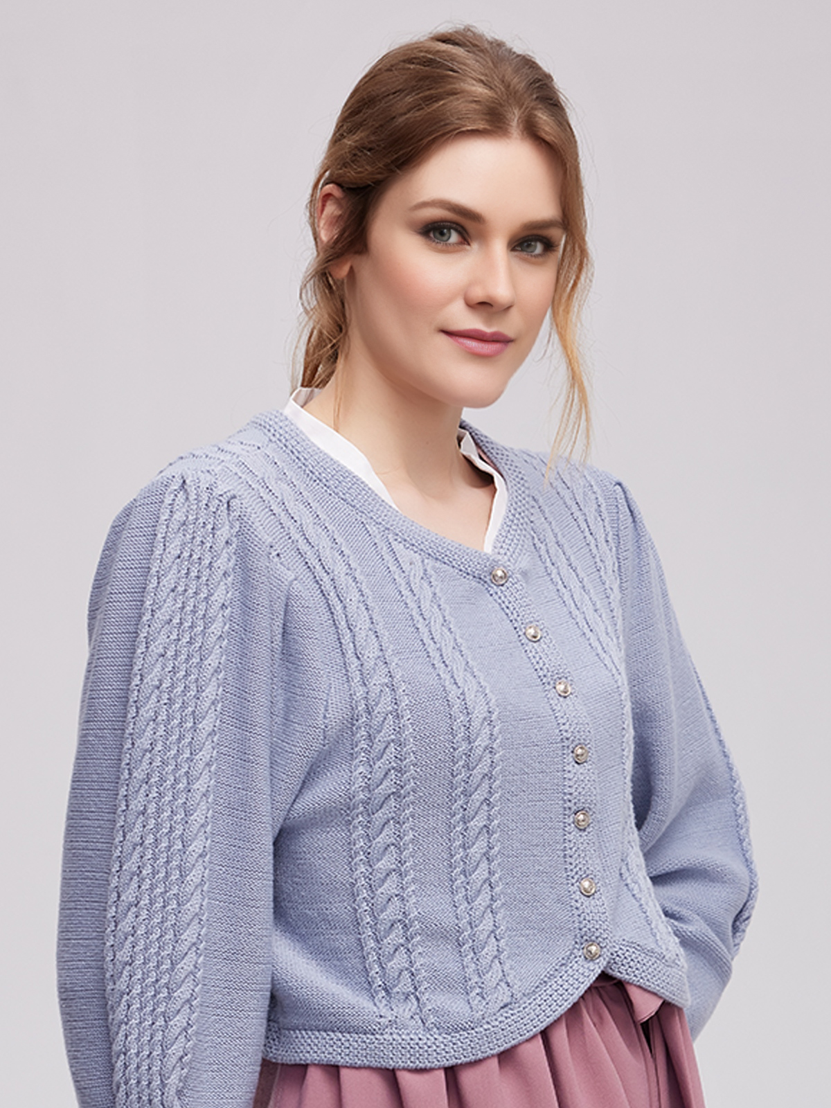 Dirndl in Blau mit traditioneller Blumenstickerei