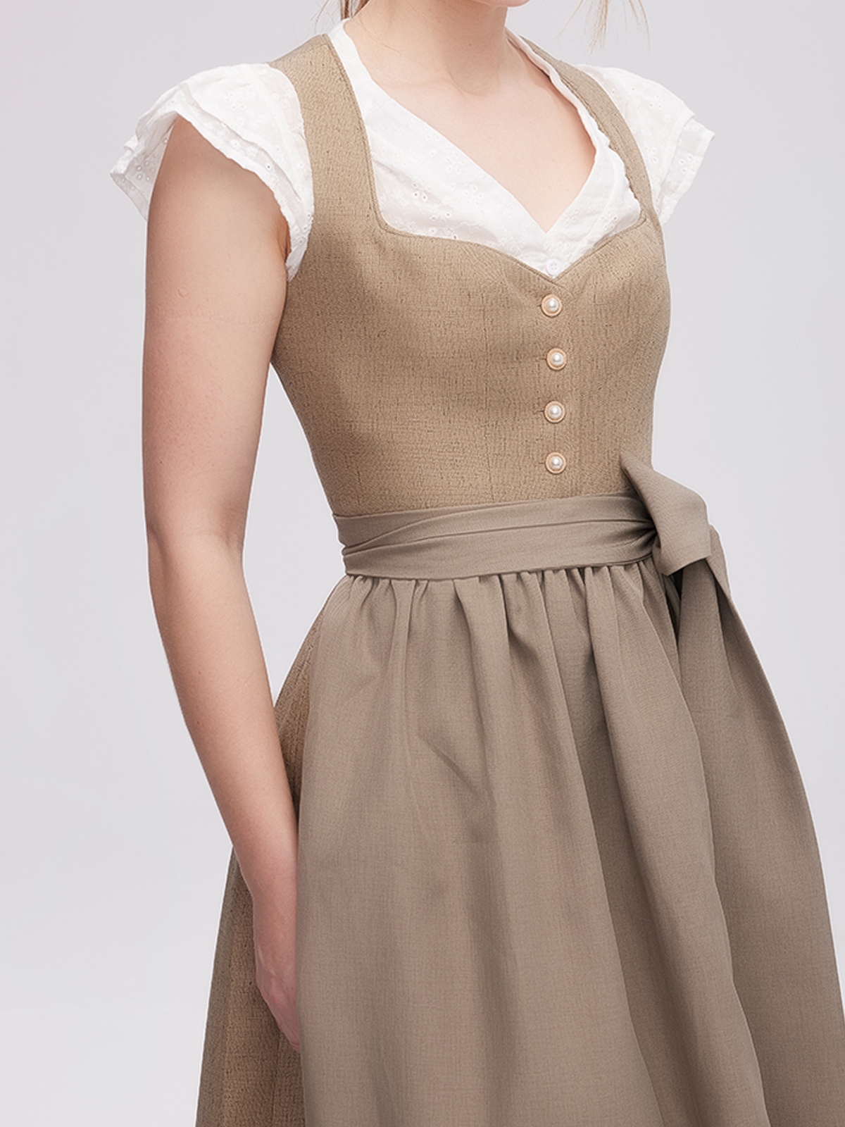 Stylisches Dirndl mit weißem Hemd