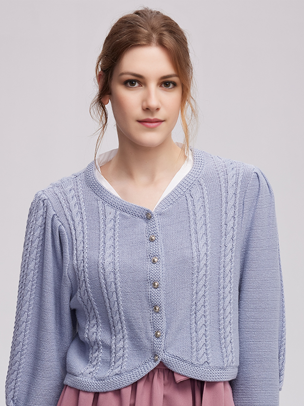 Schwarze Dirndl Bluse mit blauem Dirndl