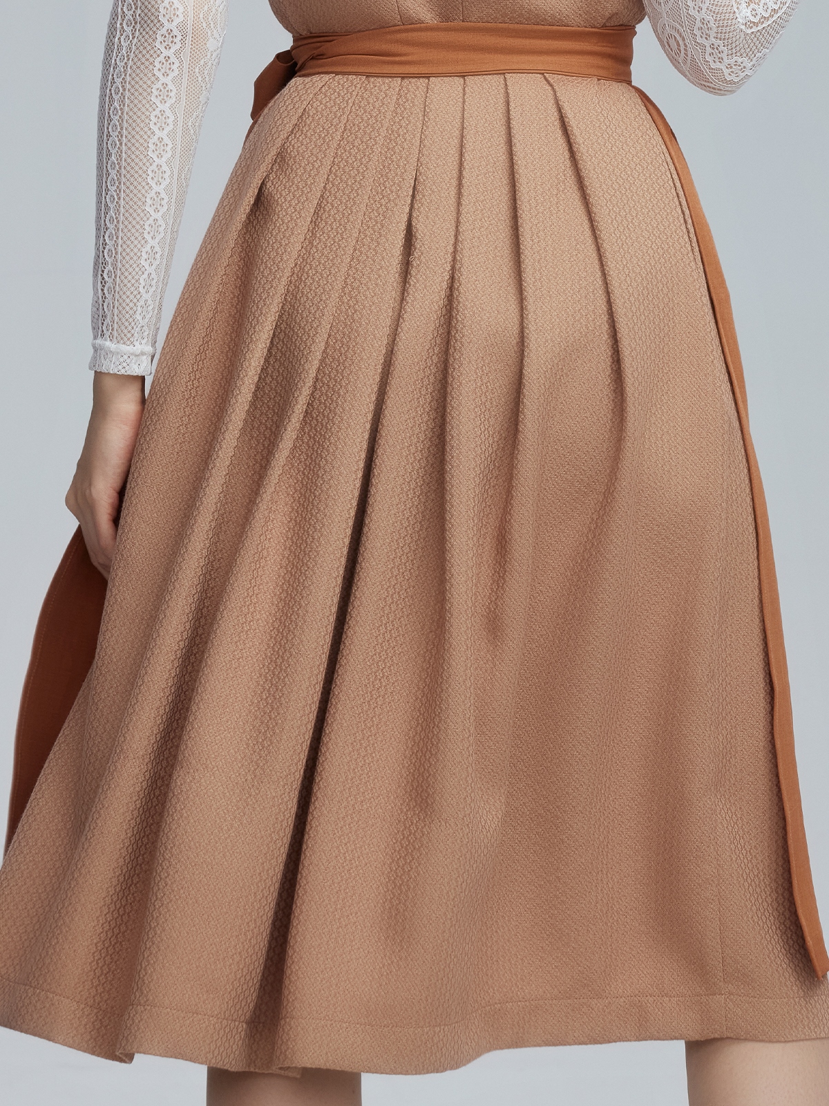 Traditionelles braunes Dirndl mit modernem Twist