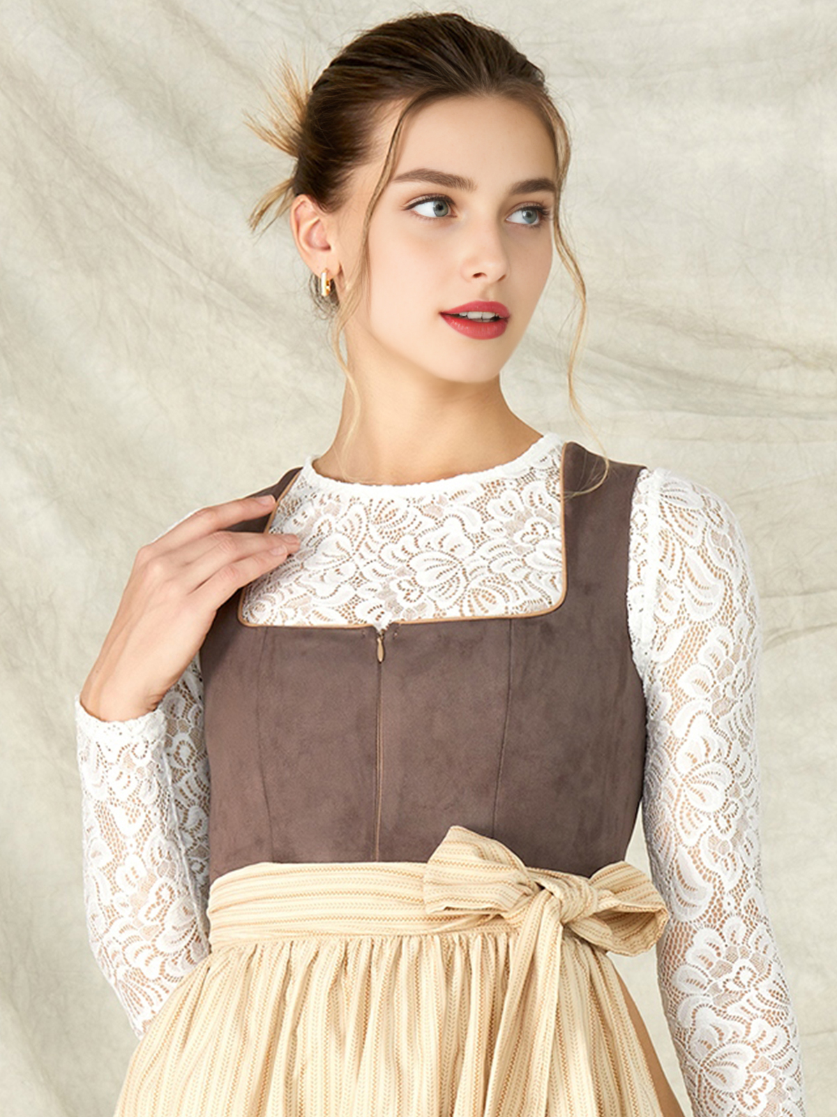 Dirndl mit Bluse in Braun – traditionell und modern zugleich