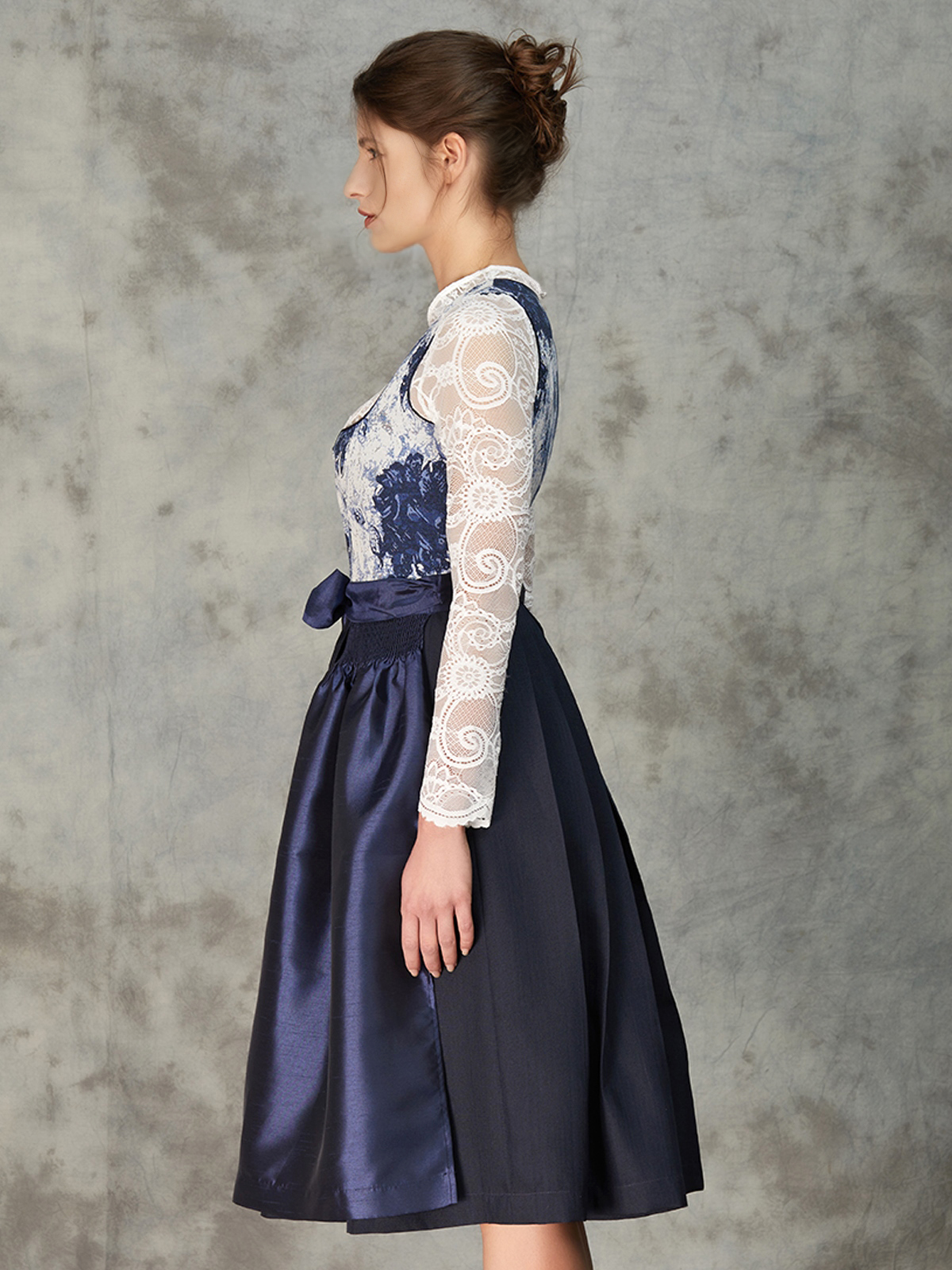 Dirndl Samt Beige in eleganter Ausführung