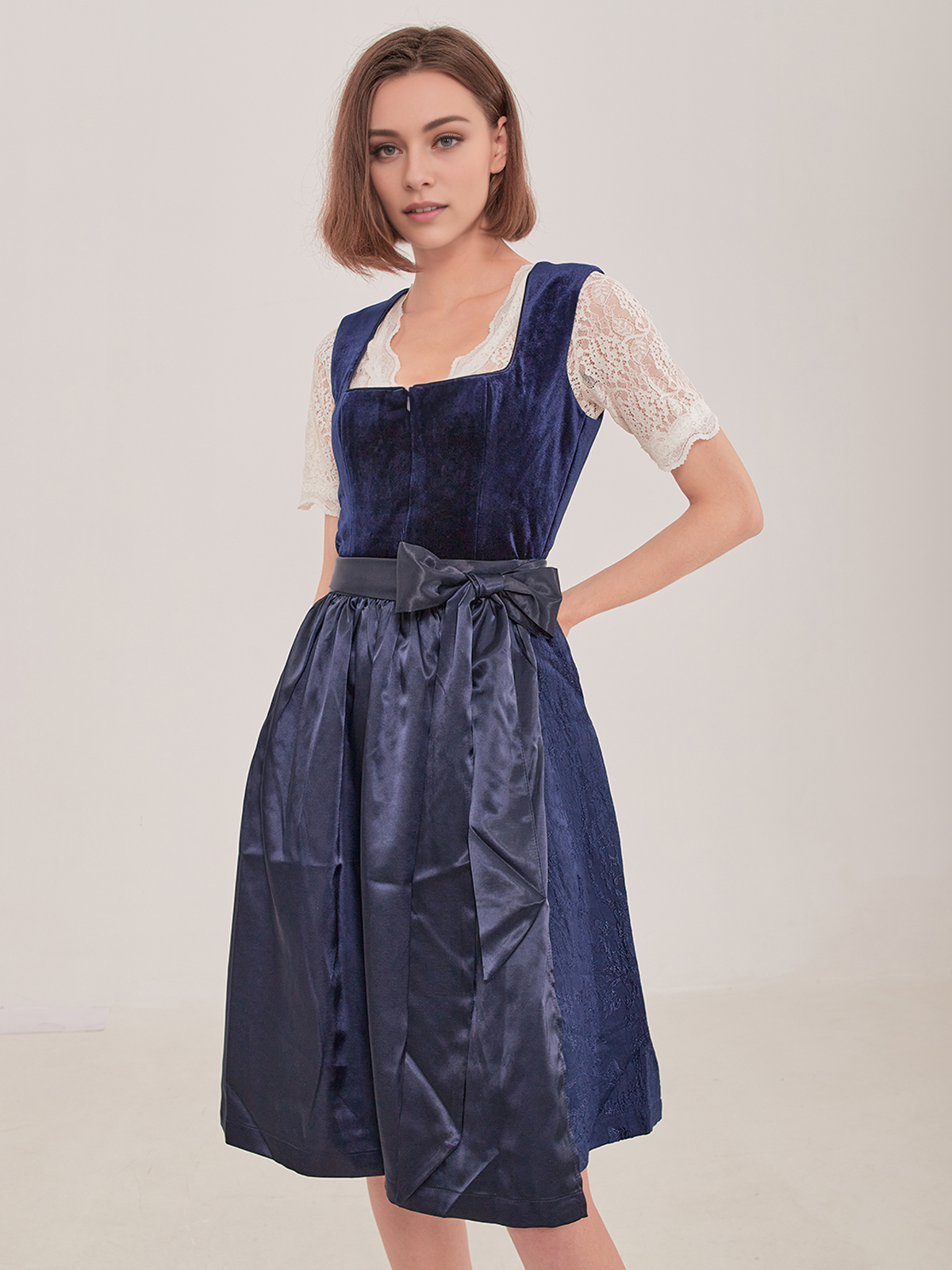 Dirndl in Blau mit V-Ausschnitt