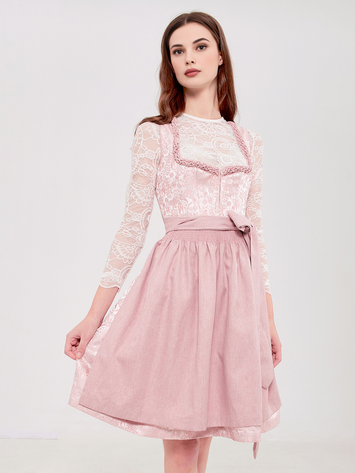 Rotes Dirndl mit floralen Details