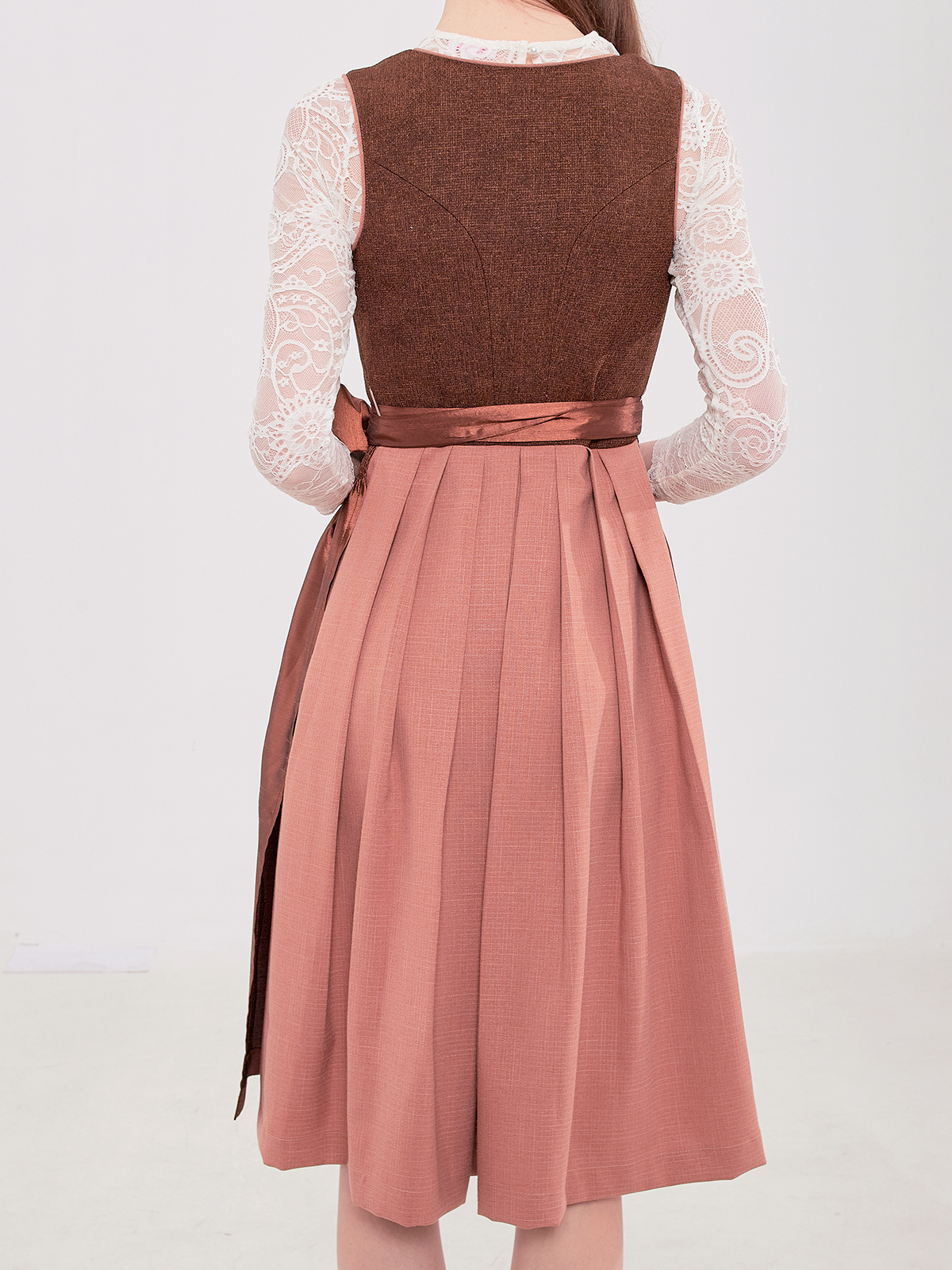 Schwarzes Dirndl mit eleganter Schürze