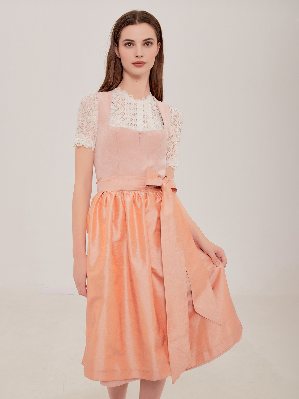 Traditionelle weiße Kinderbluse mit Dirndl