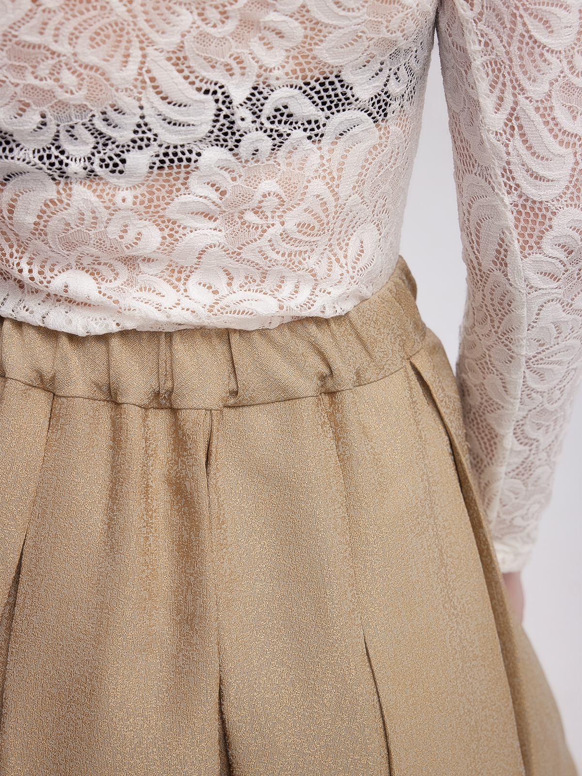 Dirndl mit weißer Bluse