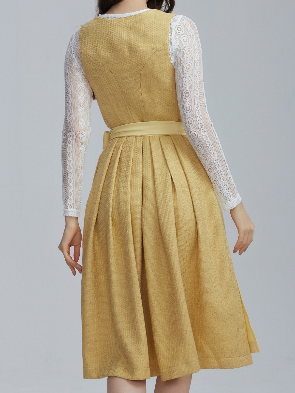 Dunkelgrünes Dirndl mit goldener Stickerei