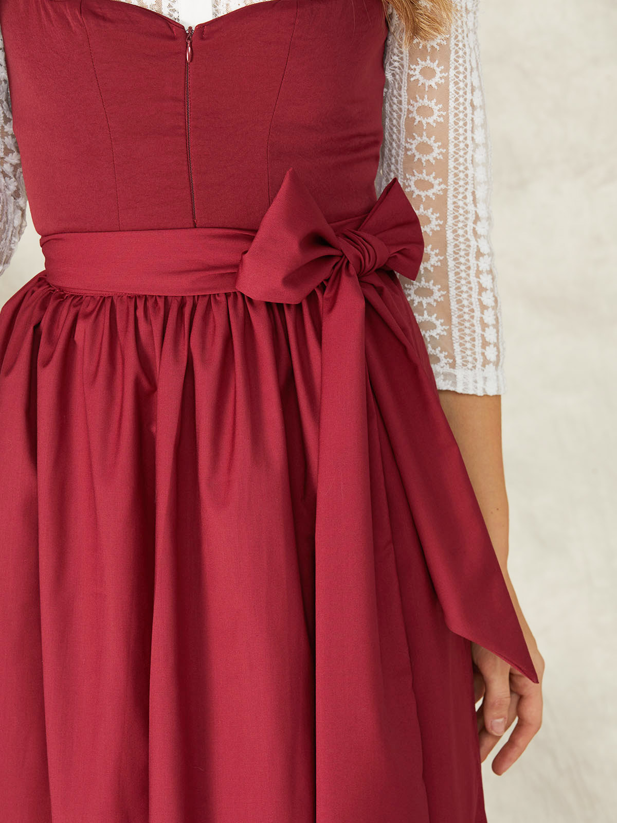 Dirndl Rot Samt – Eleganz und Tradition vereint