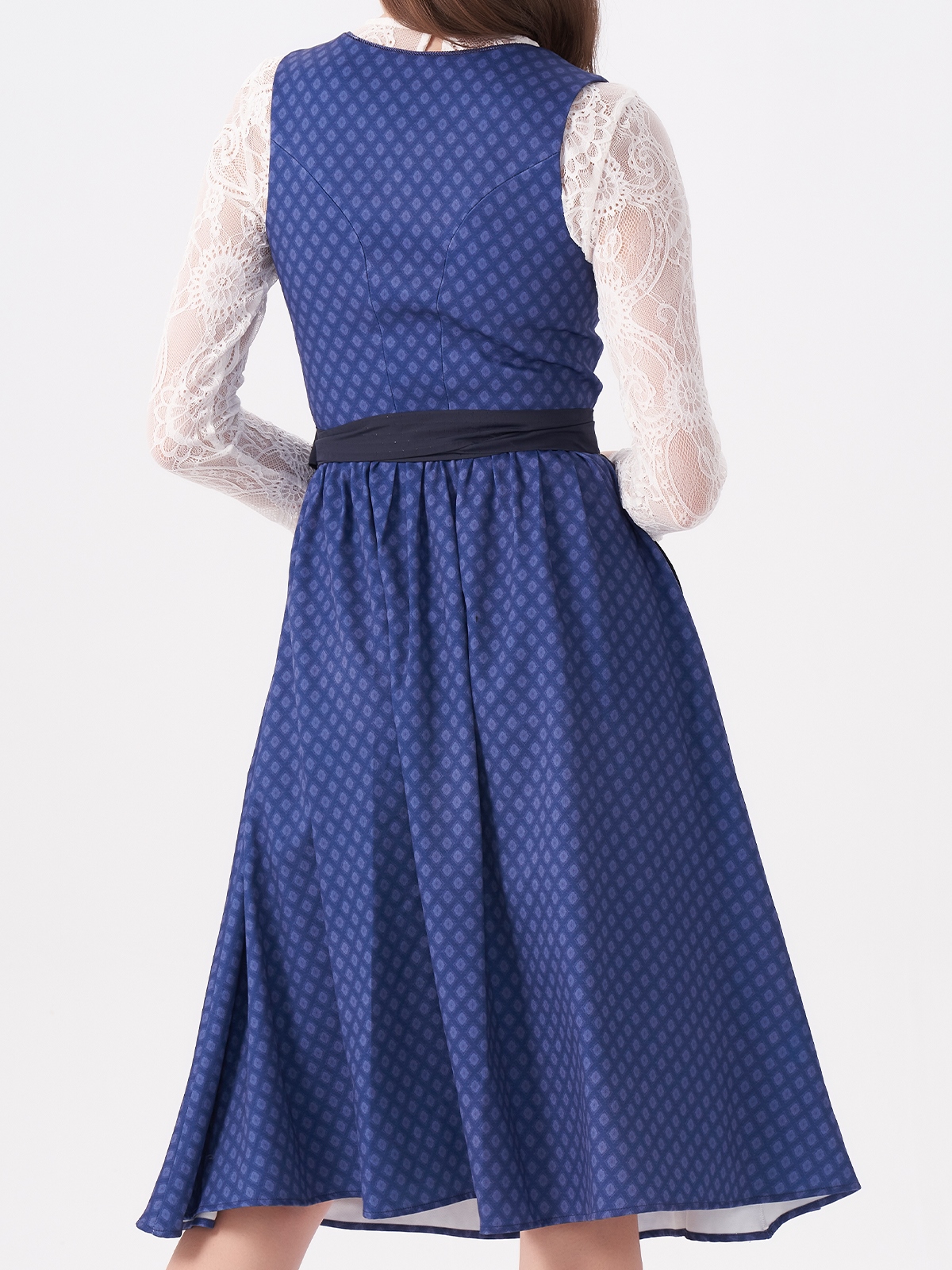 Modernes blaues Dirndl mit traditionellen Elementen