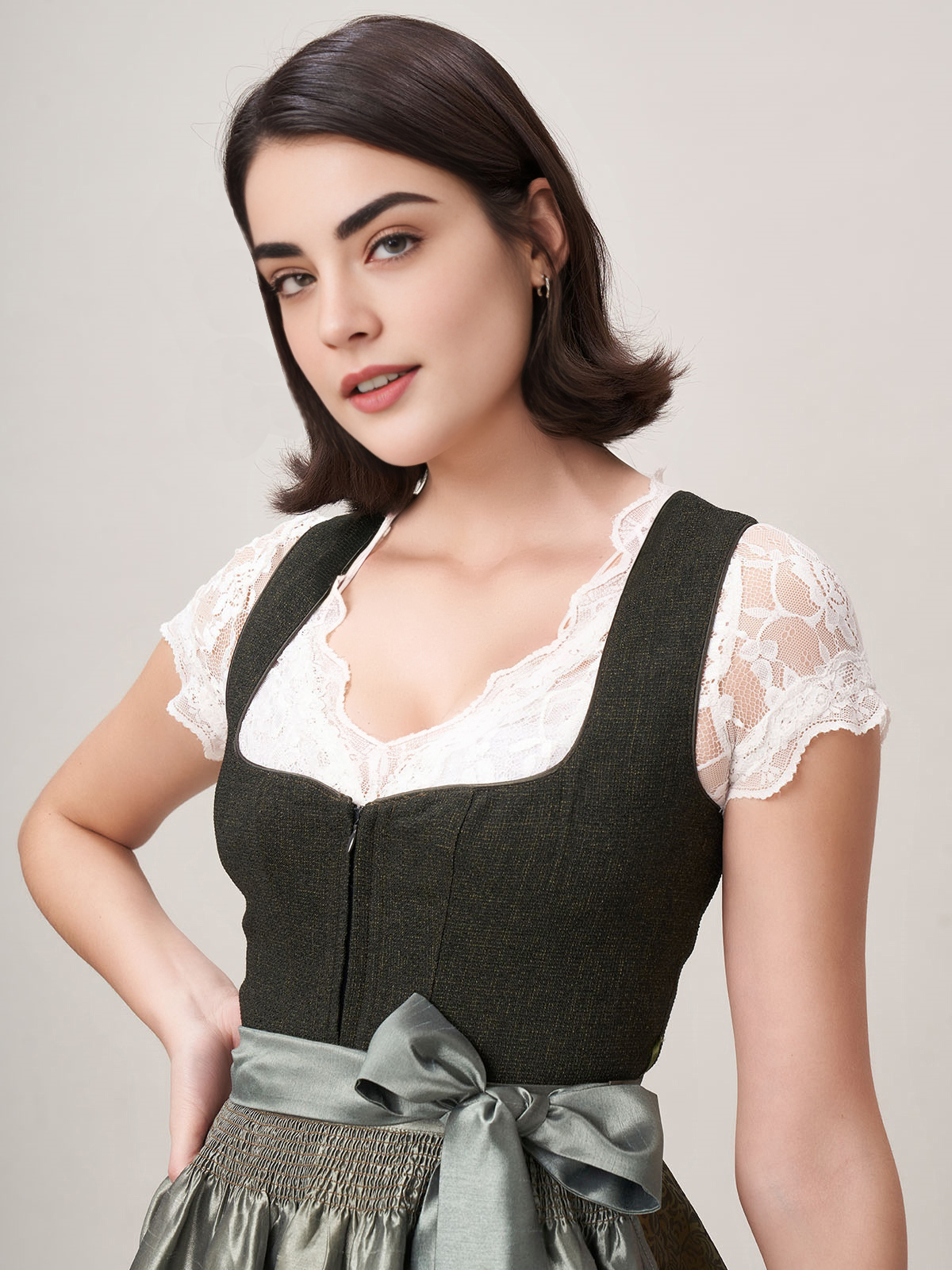 Dirndl mit hochgeschlossener Bluse in Grün