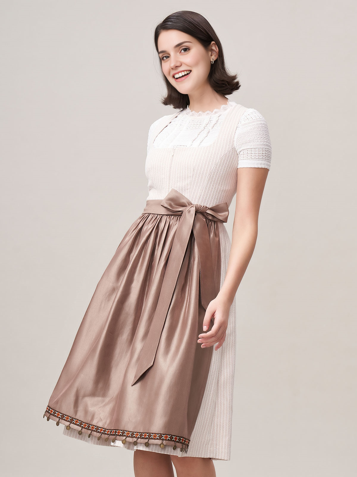 Dirndl Bluse in Beige – zeitlos elegant
