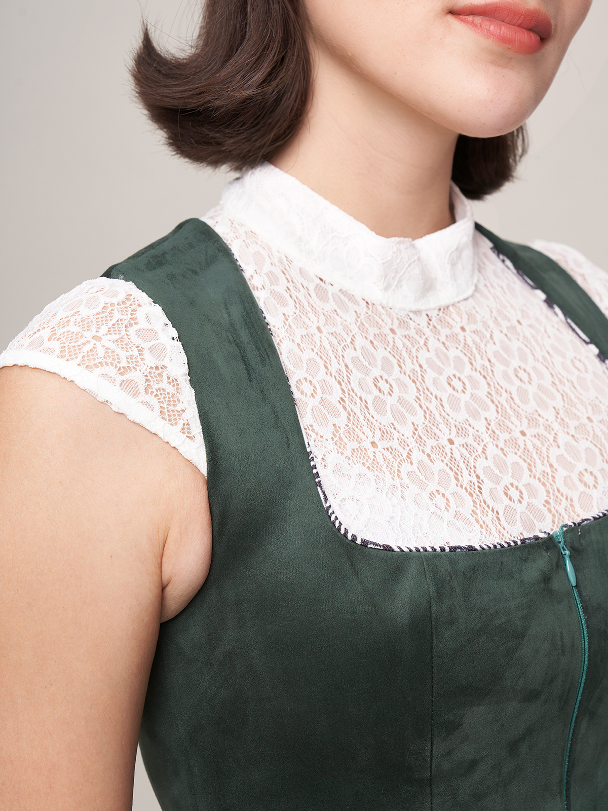 Ein modernes Ausschnitt Dirndl in Grün – perfekt für Festivals und Hochzeiten