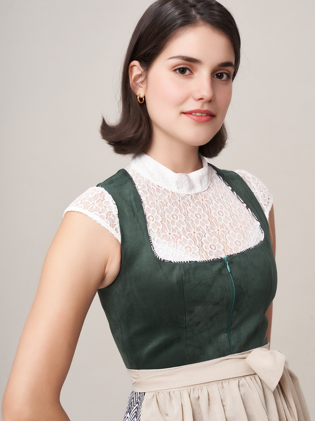 Ein schlichtes grünes Dirndl mit floralen Akzenten – perfekt für festliche Anlässe