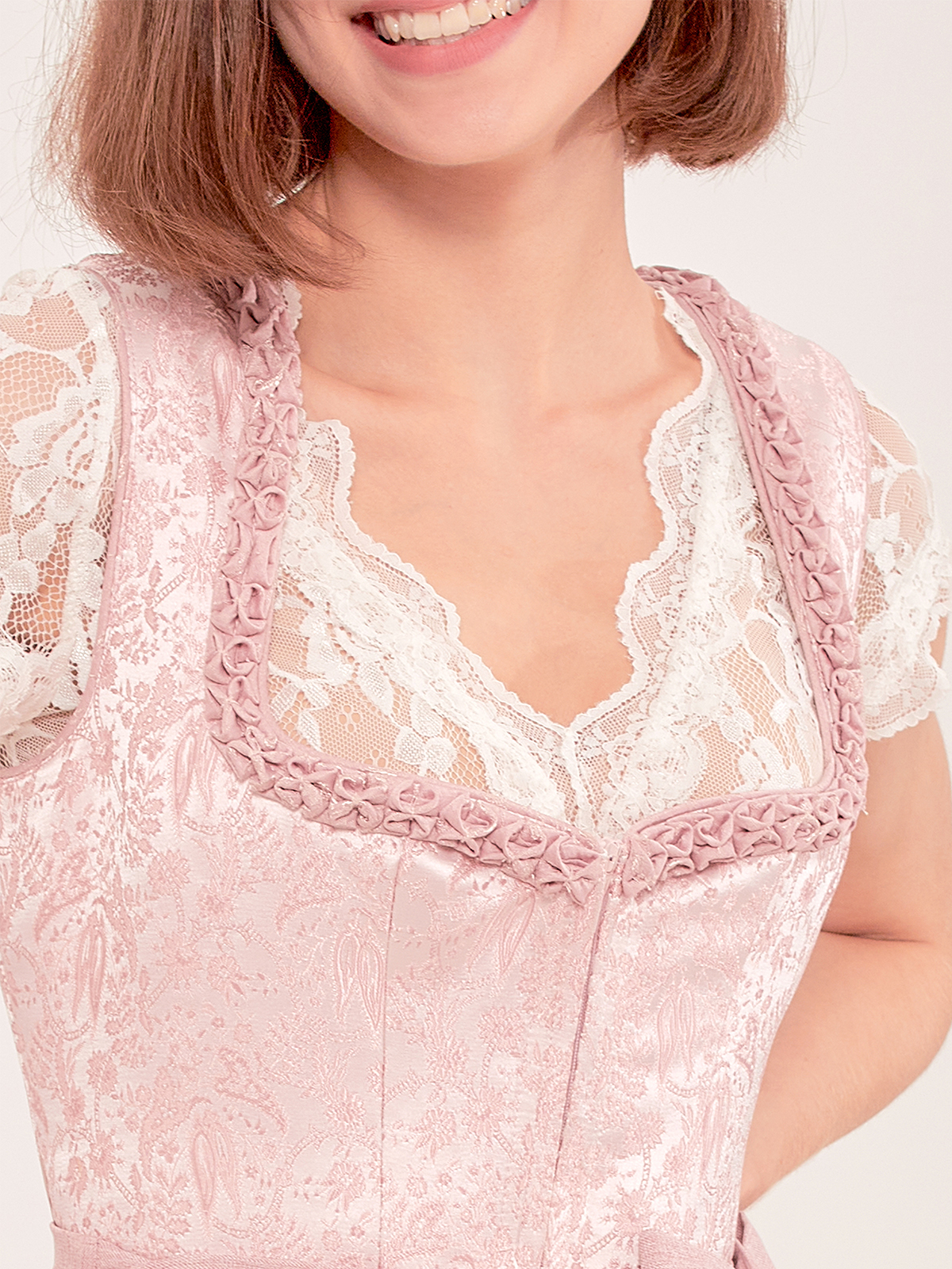 Dirndl in Rosa – Eleganz und Tradition vereint