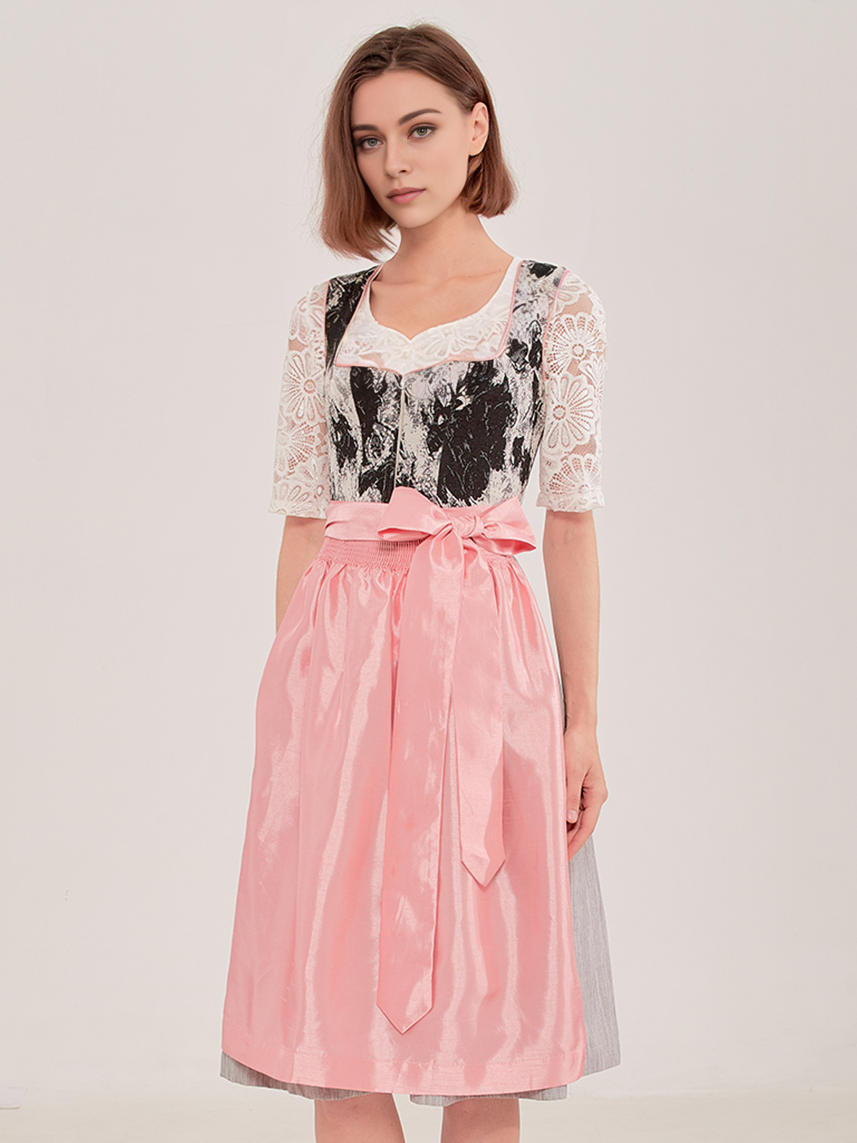 Ein schwarzes Dirndl mit raffinierten Details – perfekt für festliche Anlässe