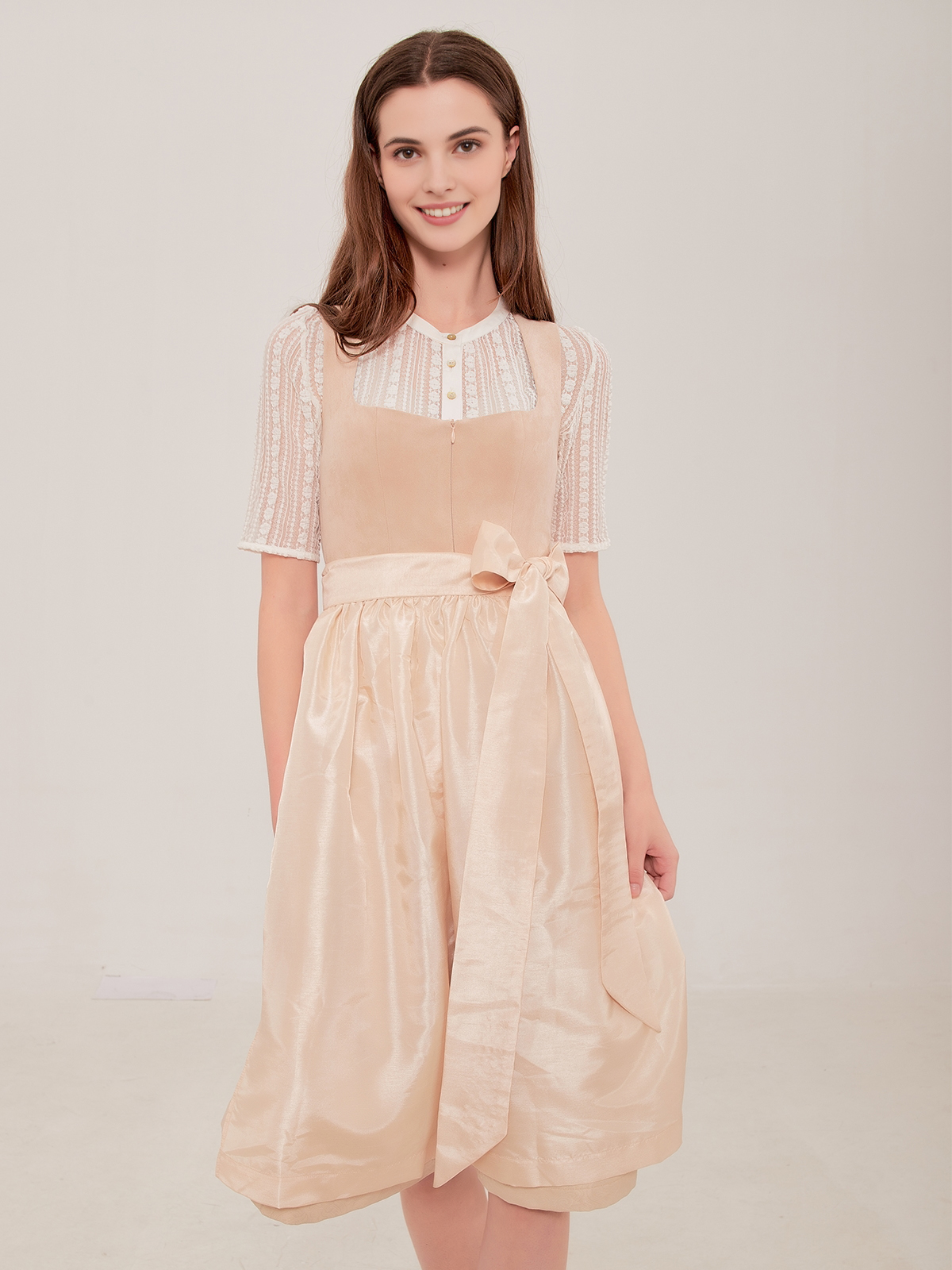 Ein elegantes beiges Dirndl mit floralen Details