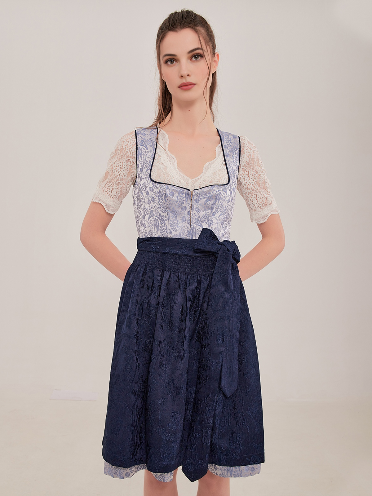 Modernes blaues Dirndl mit floralen Details