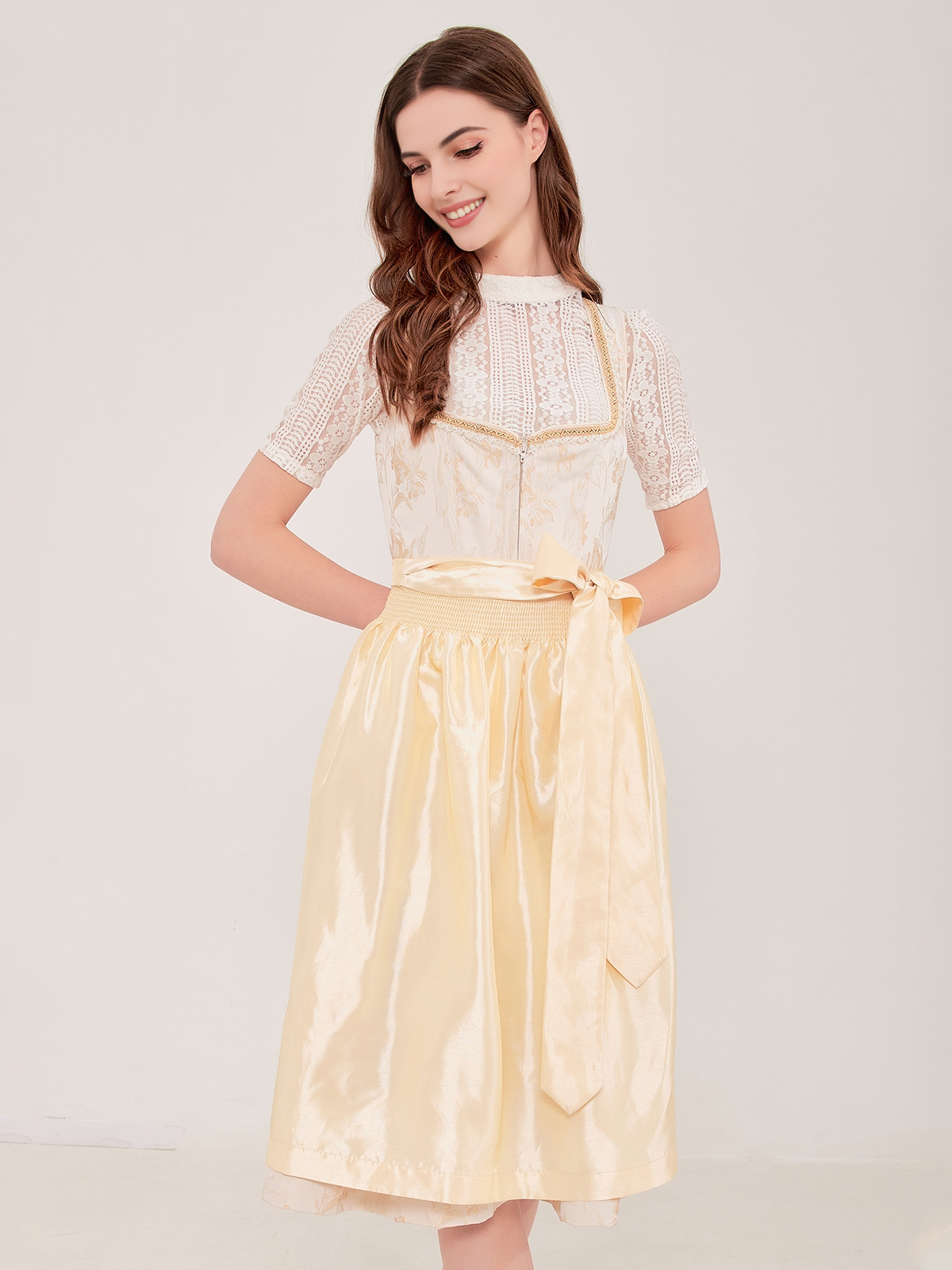 Dirndl in Gelb – ein Kontrast zum klassischen Rot