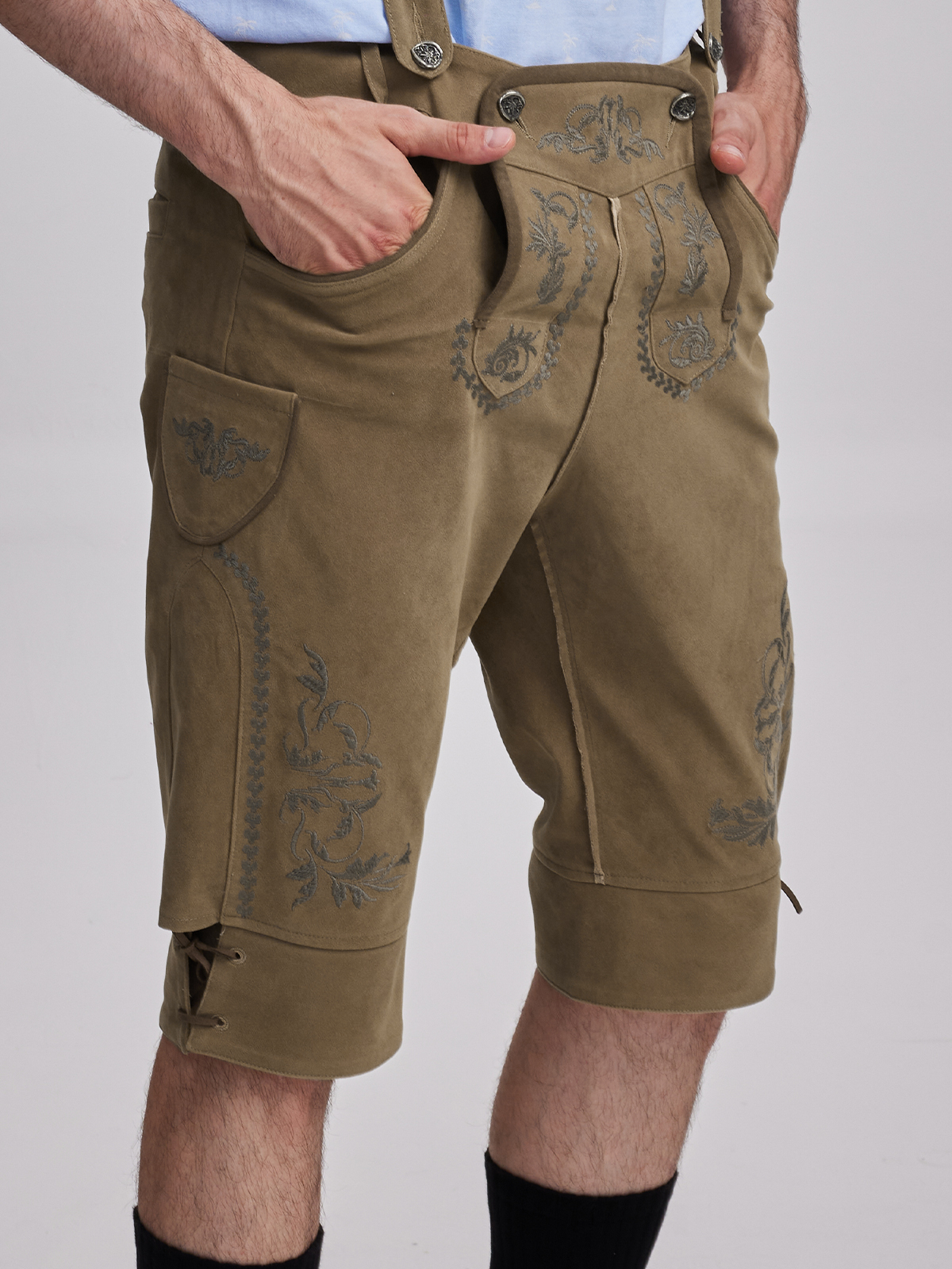 Ein modernes Dirndl in Braun mit jugendlichem Schnitt