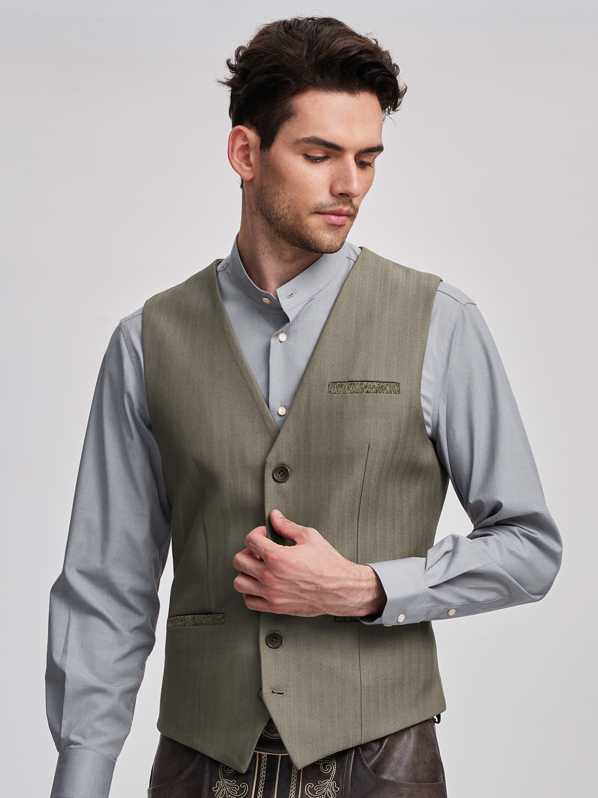 Moderne Dirndlbluse in Braun mit raffiniertem Schnitt