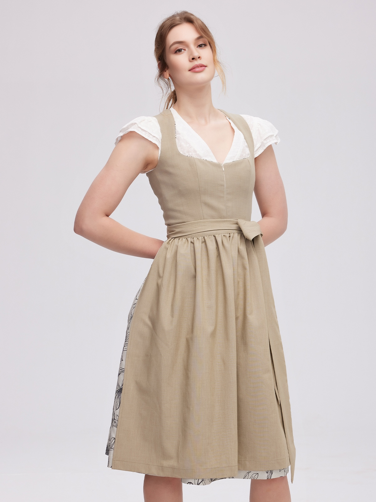 Dirndl in Grün mit traditioneller Schürze