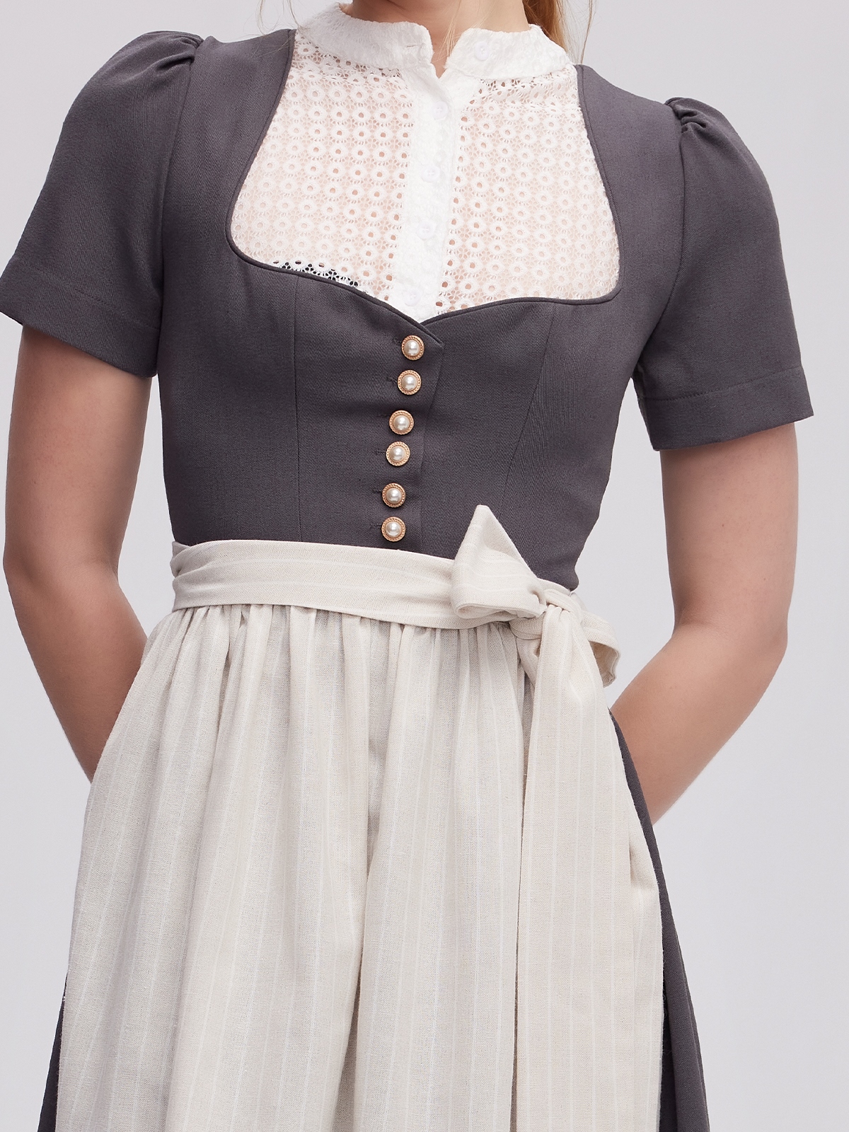 Elegantes graues Dirndl mit passender Bluse