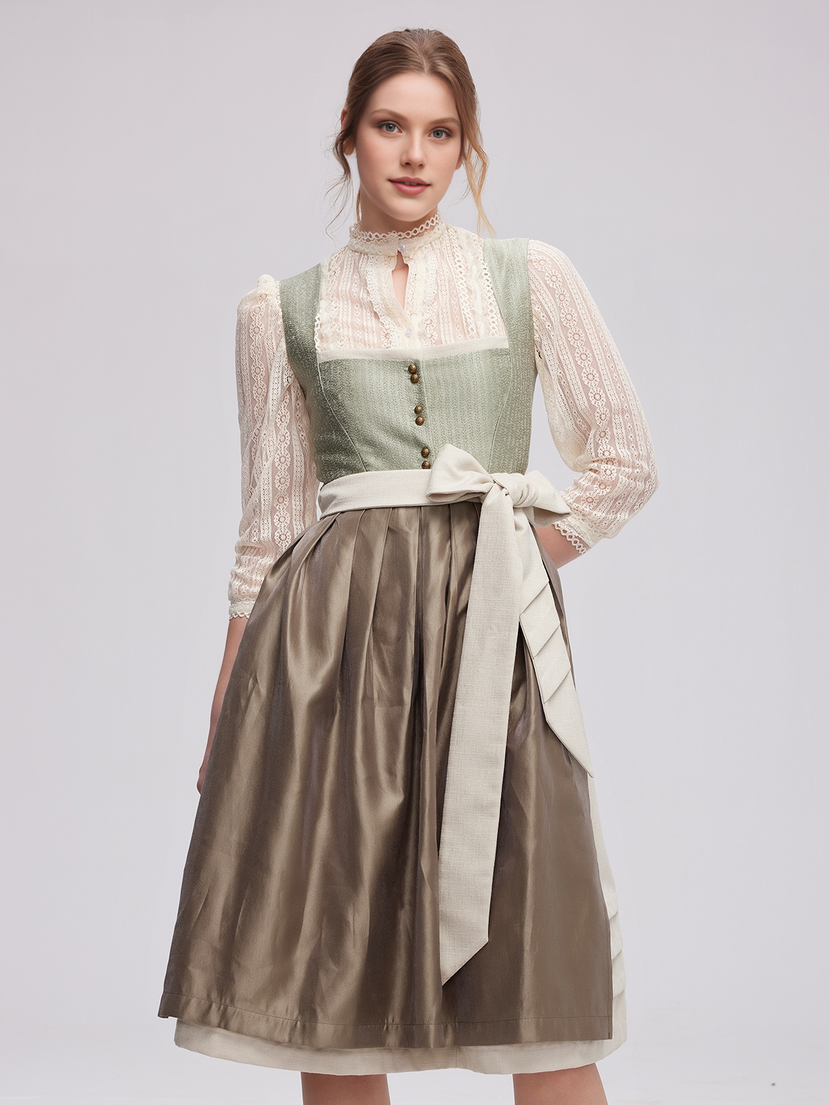 Dirndl mit hochgeschlossener Bluse in Grün