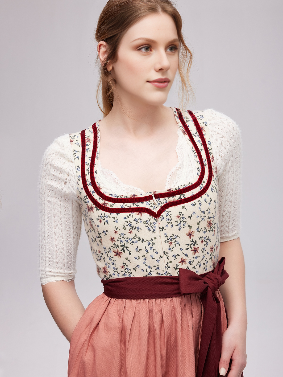 Rotes Dirndl günstig – Tradition trifft Eleganz