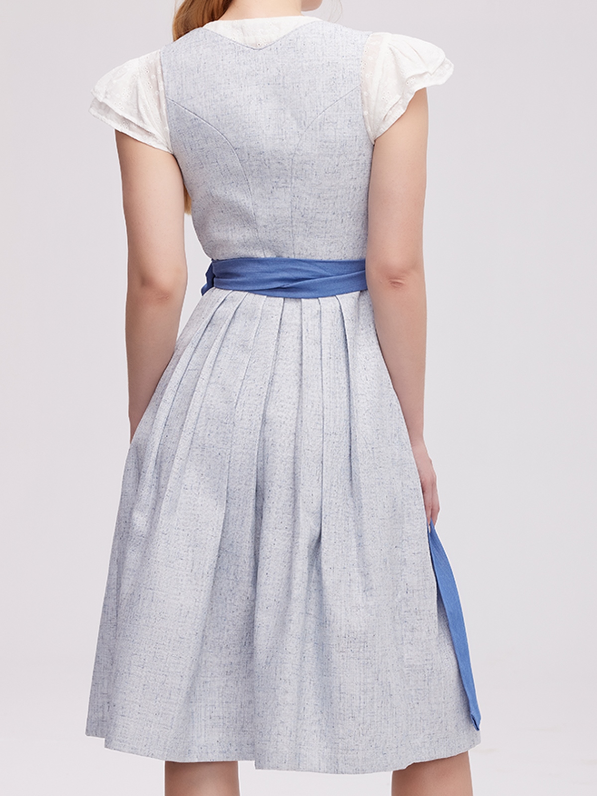 Ein elegantes blaues Dirndl mit traditionellen Details