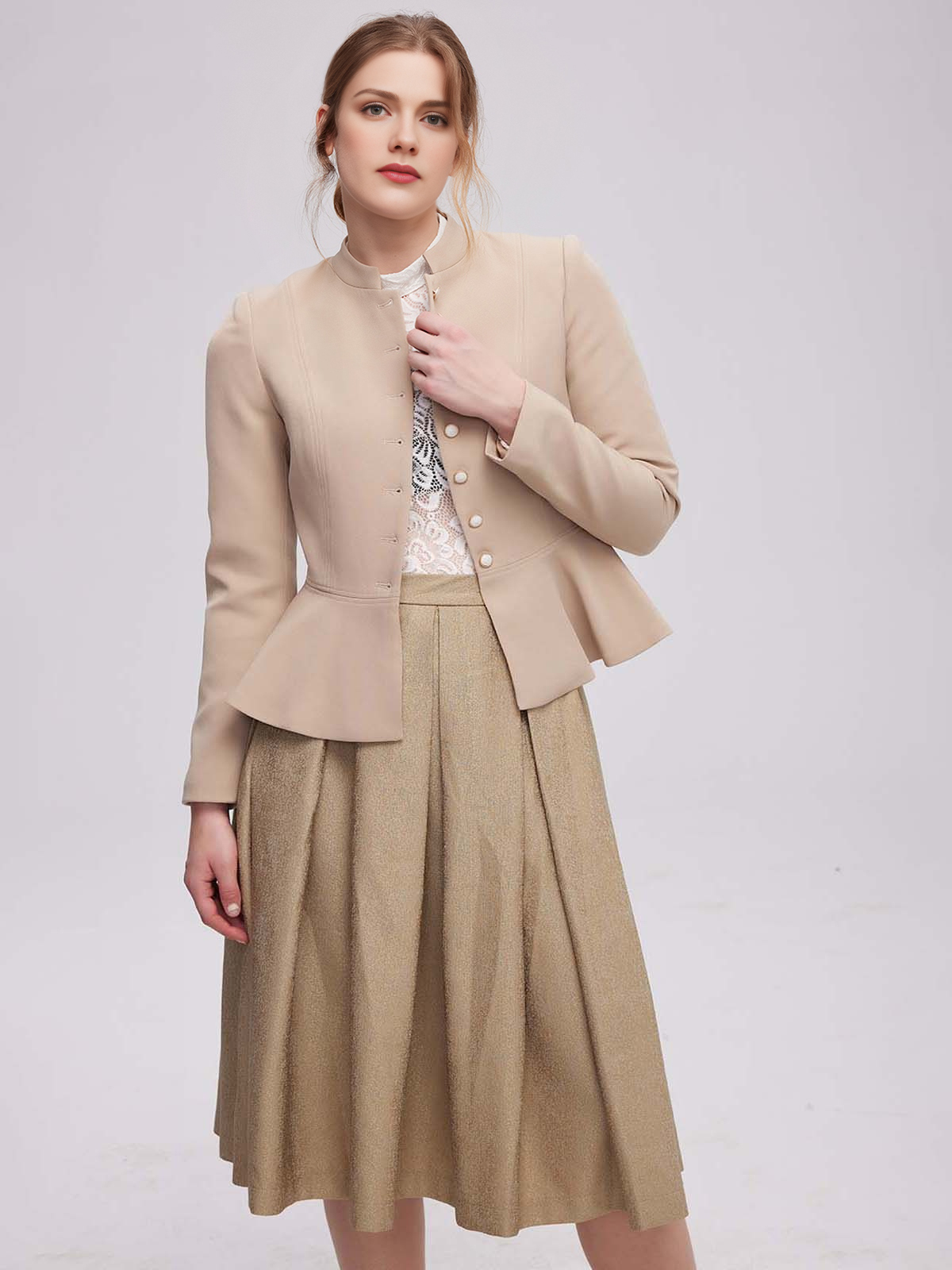 Beige Dirndlbluse mit Spitzenverzierungen
