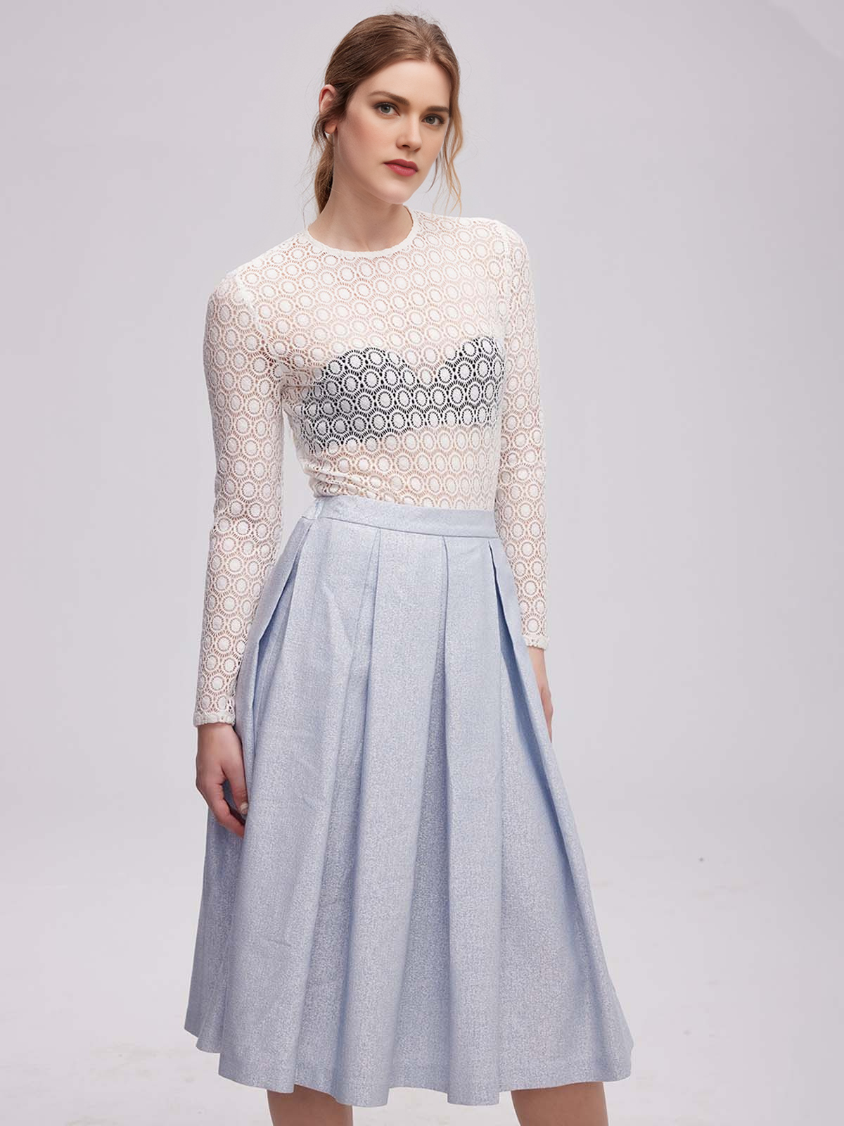 Blaues Dirndl mit modernen Akzenten