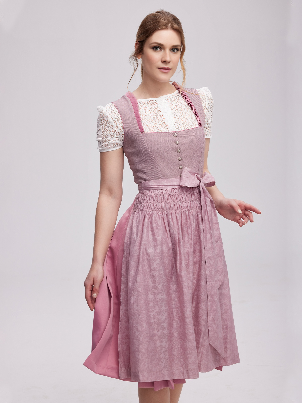 Ein modernes Haken Dirndl in Lila – perfekt für festliche Anlässe