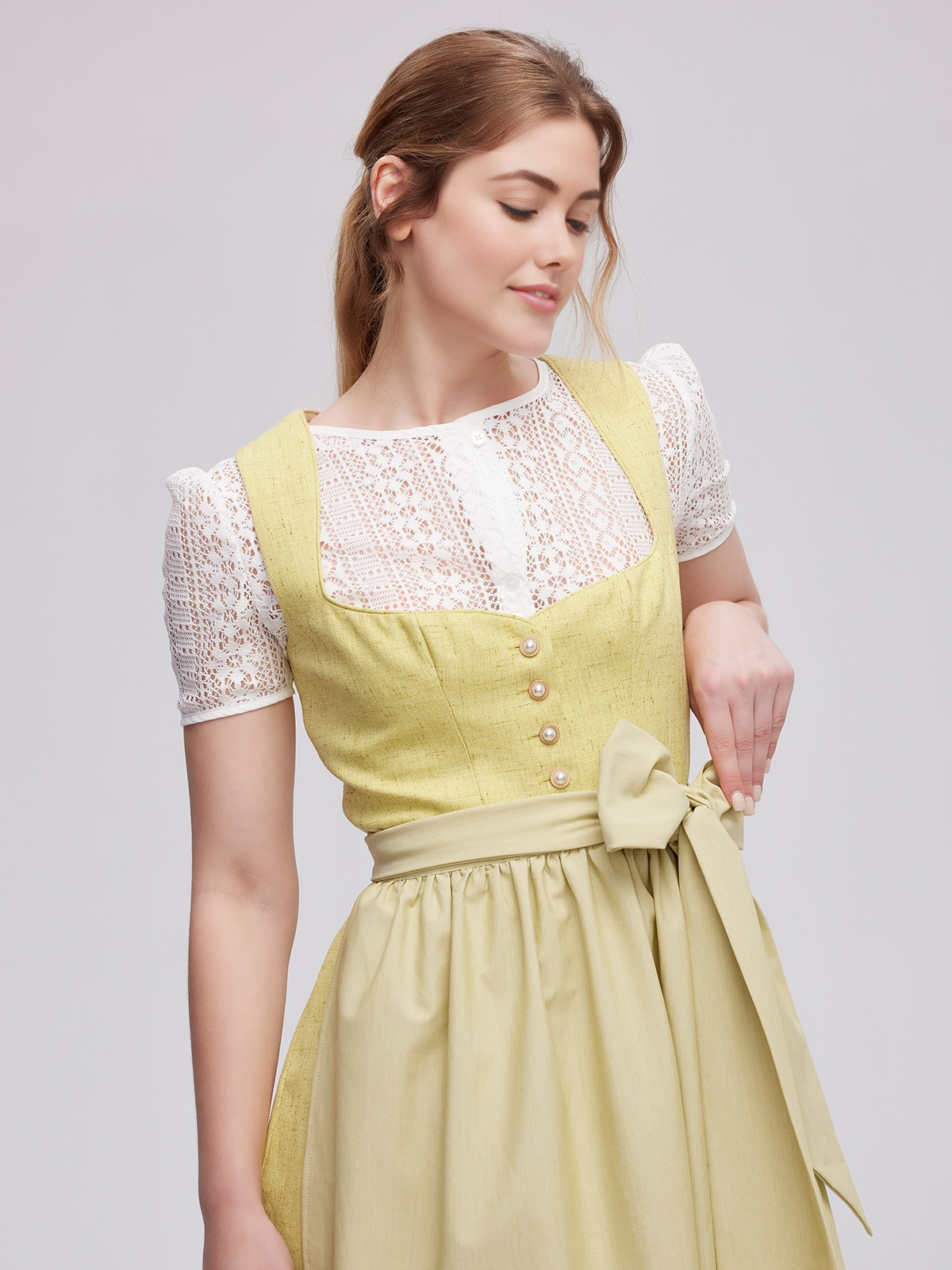 Modernes Dirndl in Gelb – ein Blickfang für urbane Styling-Experiments