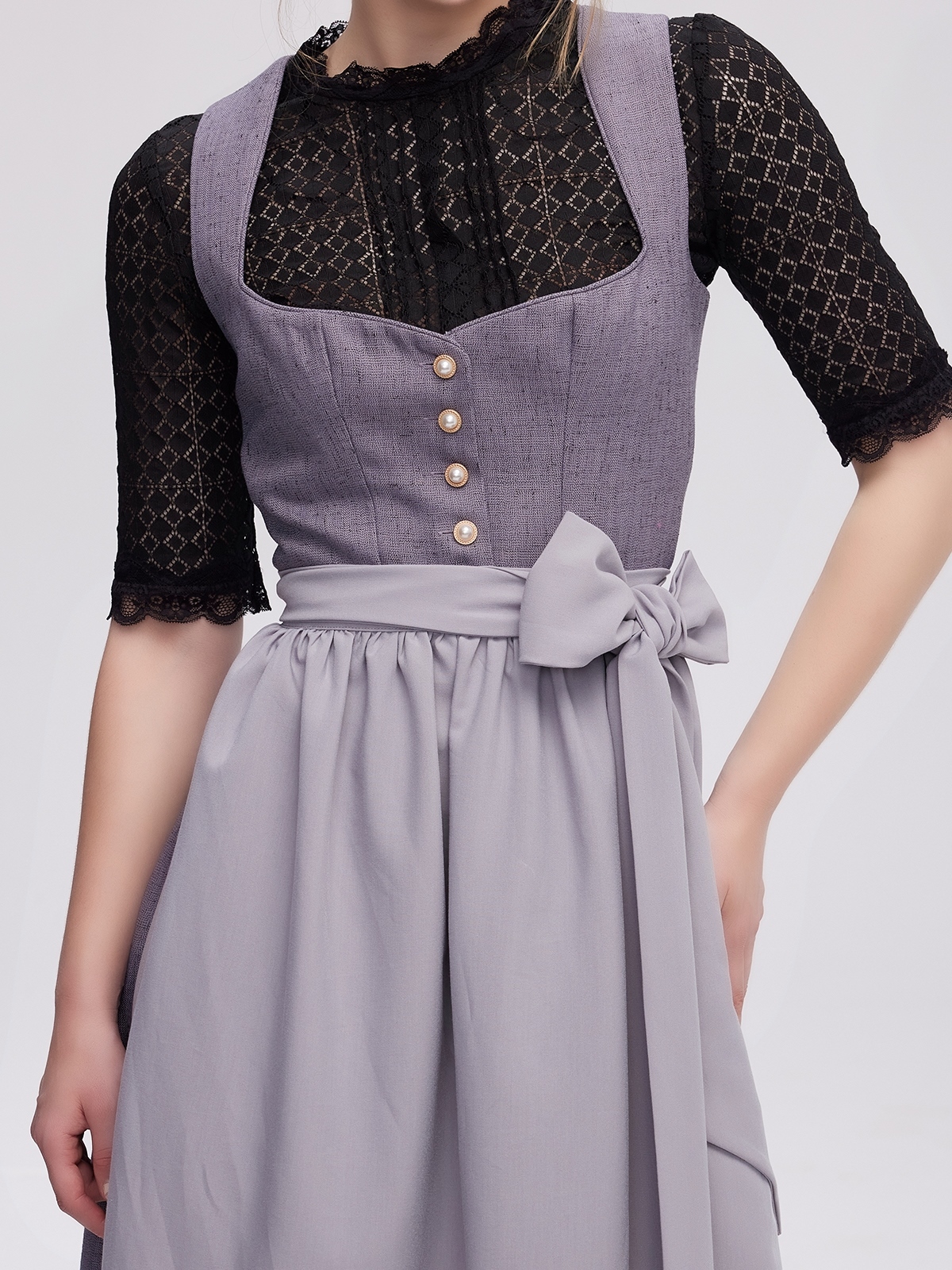 Dirndl in Grau – zeitlos elegant