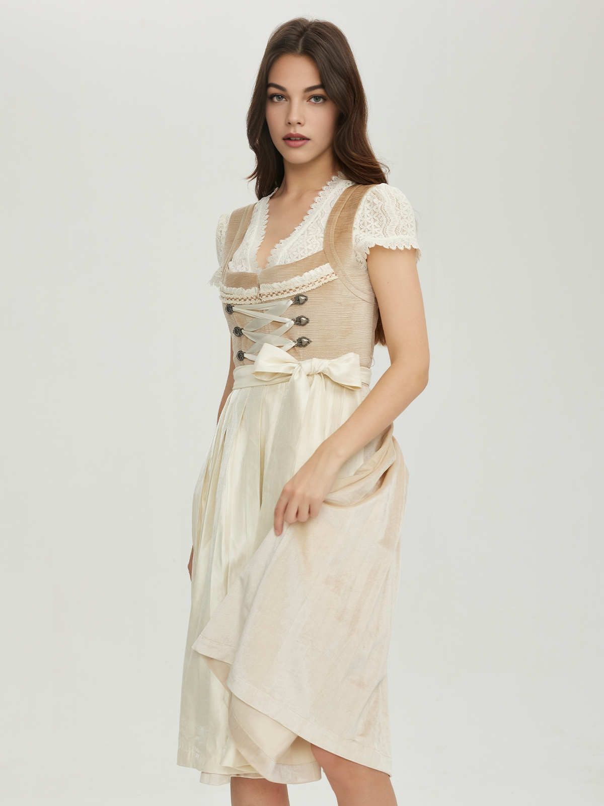 Traditionelles Dirndl in Braun mit detailreicher Stickerei