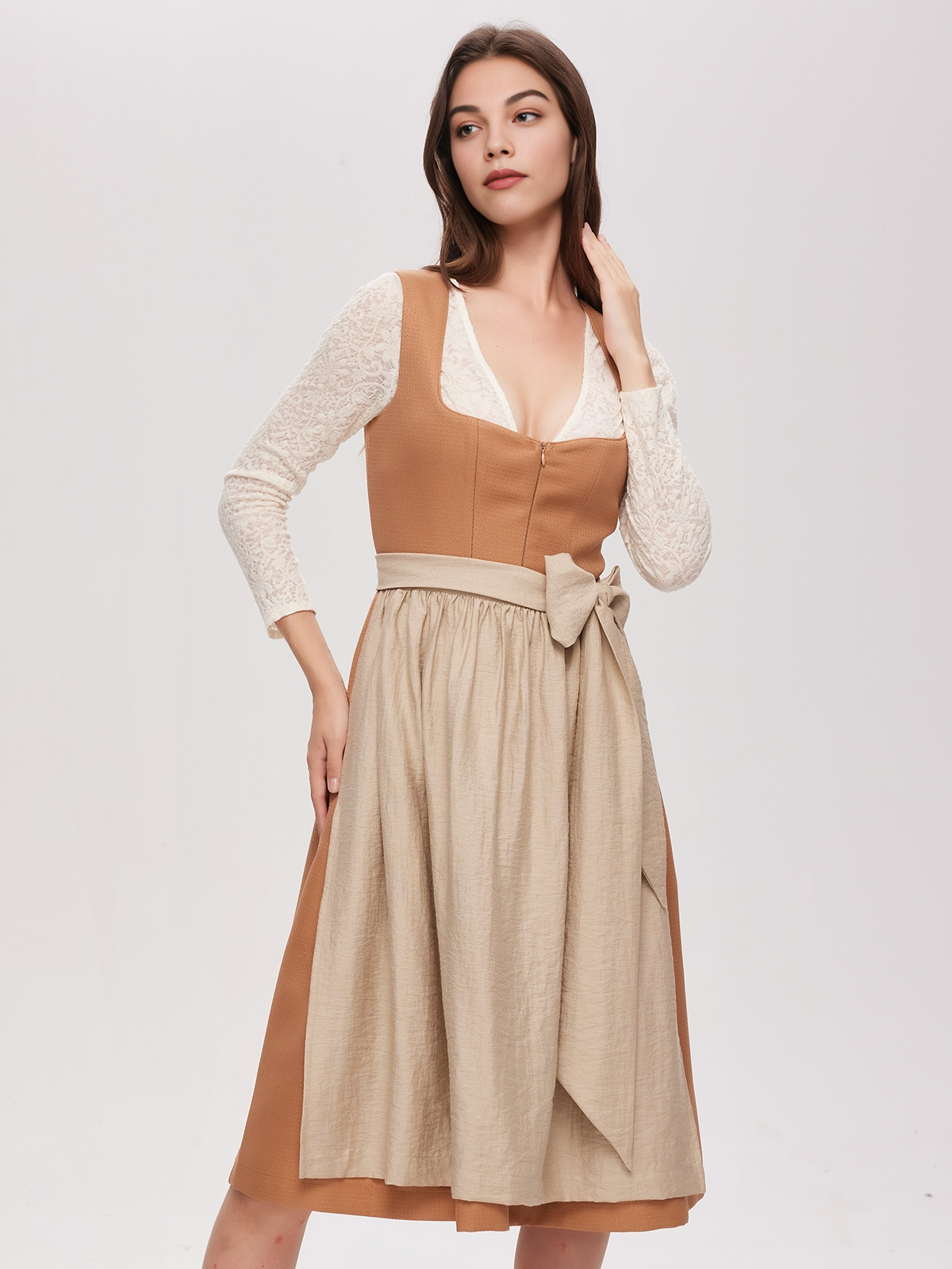 Modernes Dirndl in Orange – perfekt für den Stadtlook