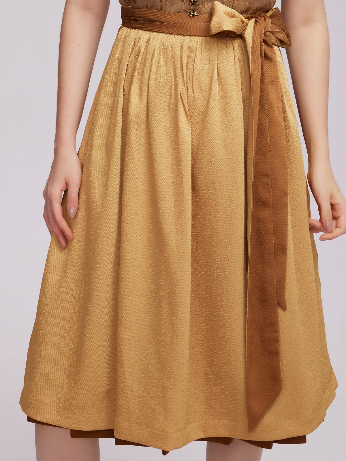 Tradition meets Modern: Ein gelbes Dirndl mit zeitgemäßen Details