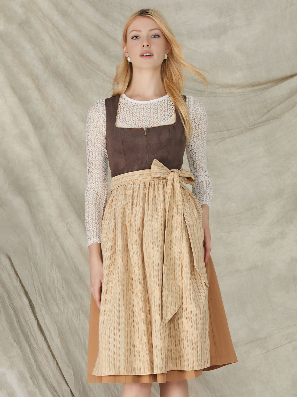 Rotes Dirndl mit traditionellem Schnitt