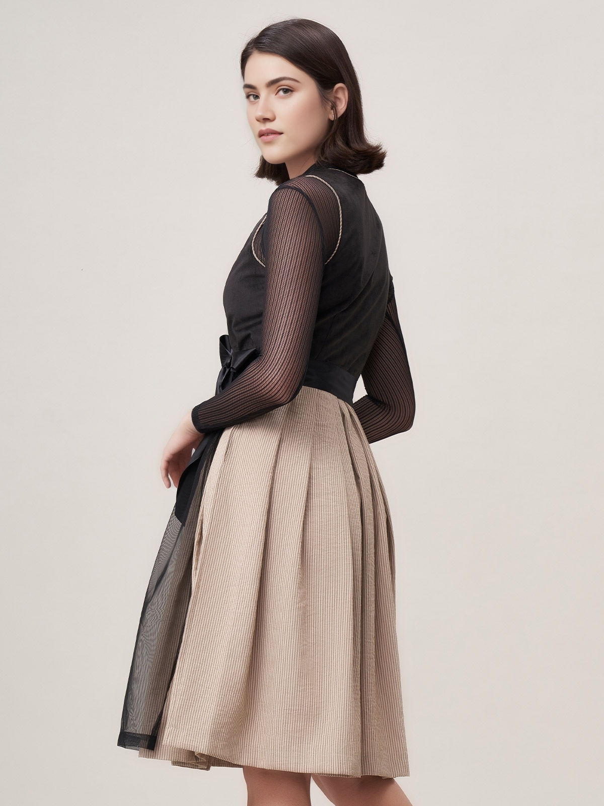 Luxuriöses SamtDirndl in Schwarz