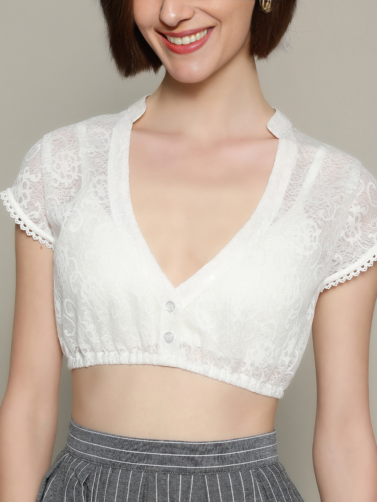 Dirndl Bluse in Weiß – perfekte Ergänzung zum lila Dirndl