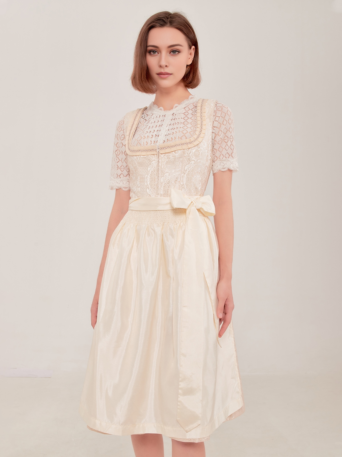 Trachtenbluse Grün mit traditionellem Dirndl