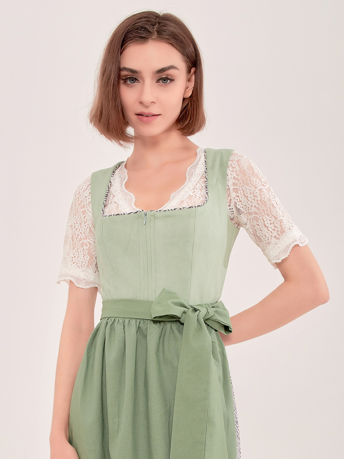 Traditionelles rotes Dirndl mit Schürze