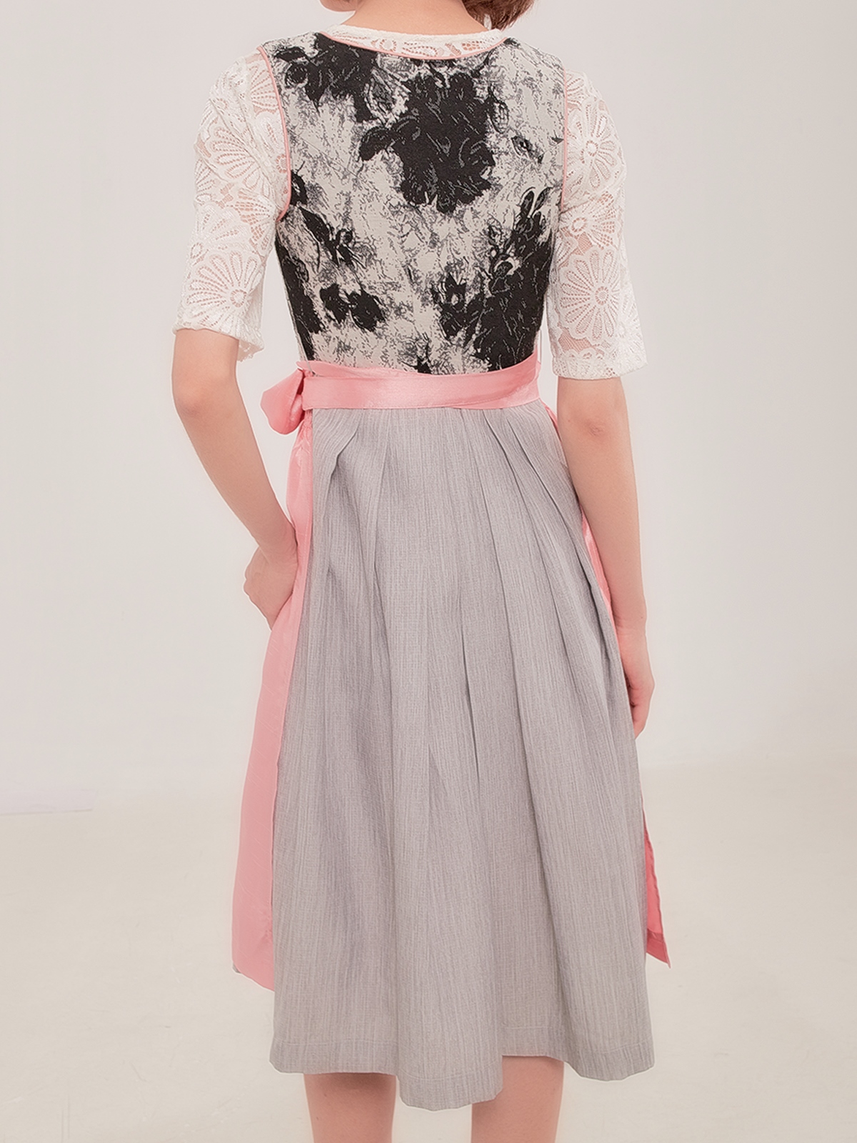 Elegantes schwarzes Dirndl